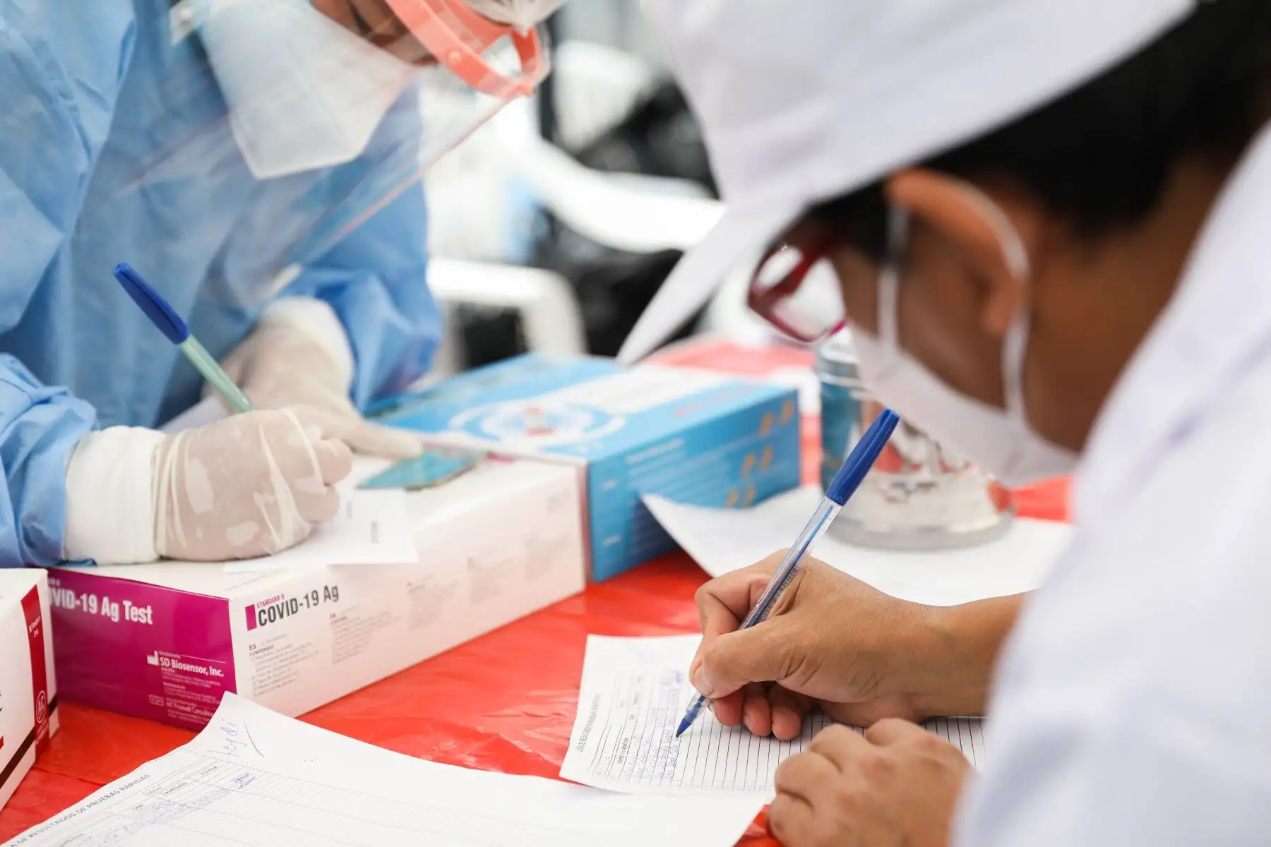 La Municipalidad de Lima, realizó la campaña de salud Lima Te cuida en la plaza Gastañeta en el Cercado de Lima, en donde se realizaron test de covid-19 para el público en general. Foto: MML