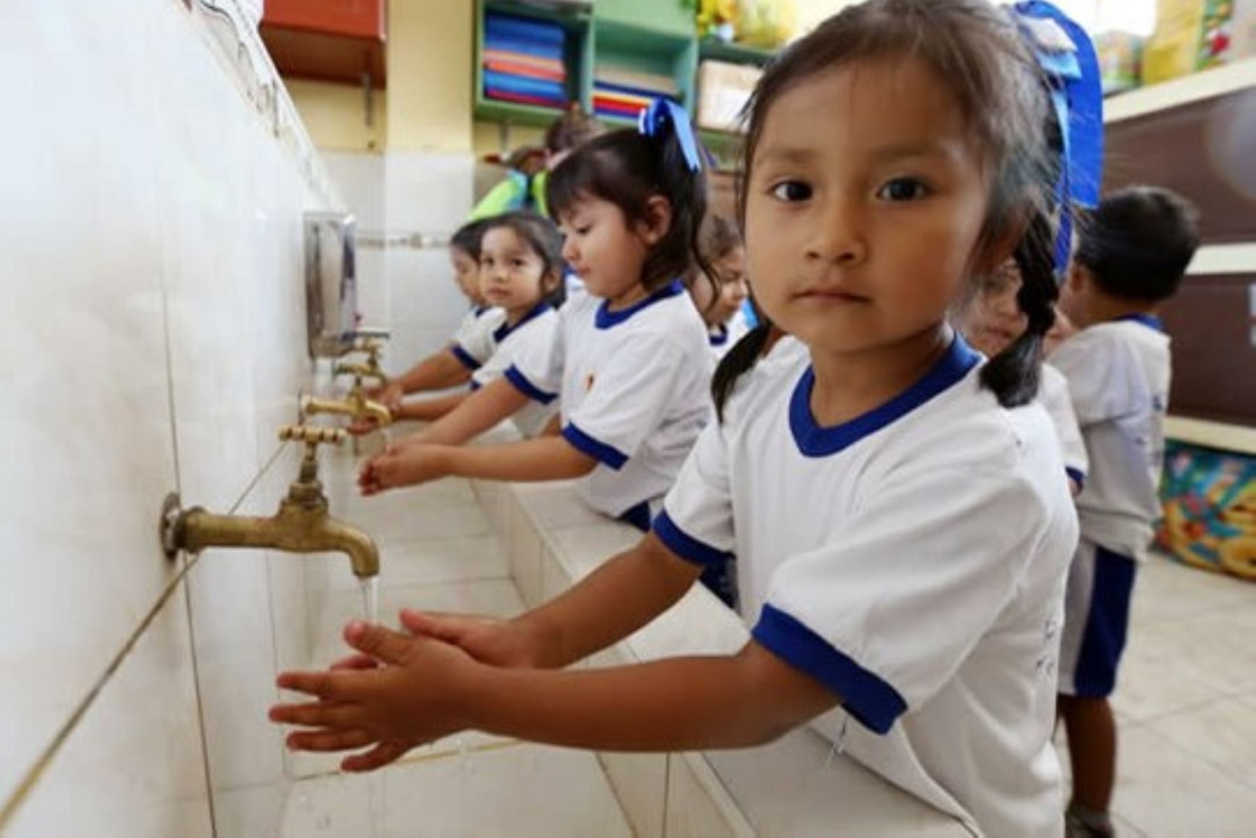 El 99.6 % de las 54,848 instituciones educativas tiene servicio de agua, el 99.5 % tiene servicio de desagüe y el 92.7 % energía eléctrica. Foto: ANDINA/Minedu
