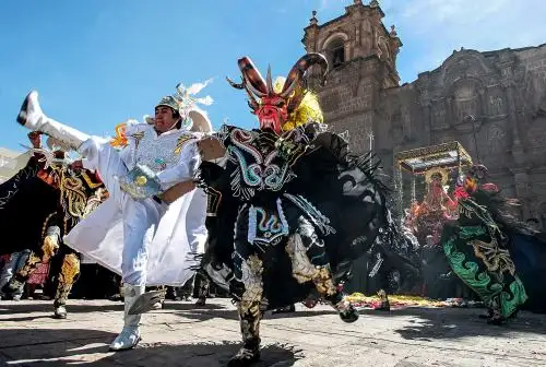 En mérito a sus más de 350 danzas que conjugan tradiciones ancestrales y mestizaje expresadas en baile, música y arte interpretados con alegría y sentimiento desbordante que han cruzado fronteras dentro y fuera del Perú, la región Puno fue reconocida oficialmente como la Capital del Folclor peruano, el 7 de noviembre de 1985. ANDINA/Carlos Lezama