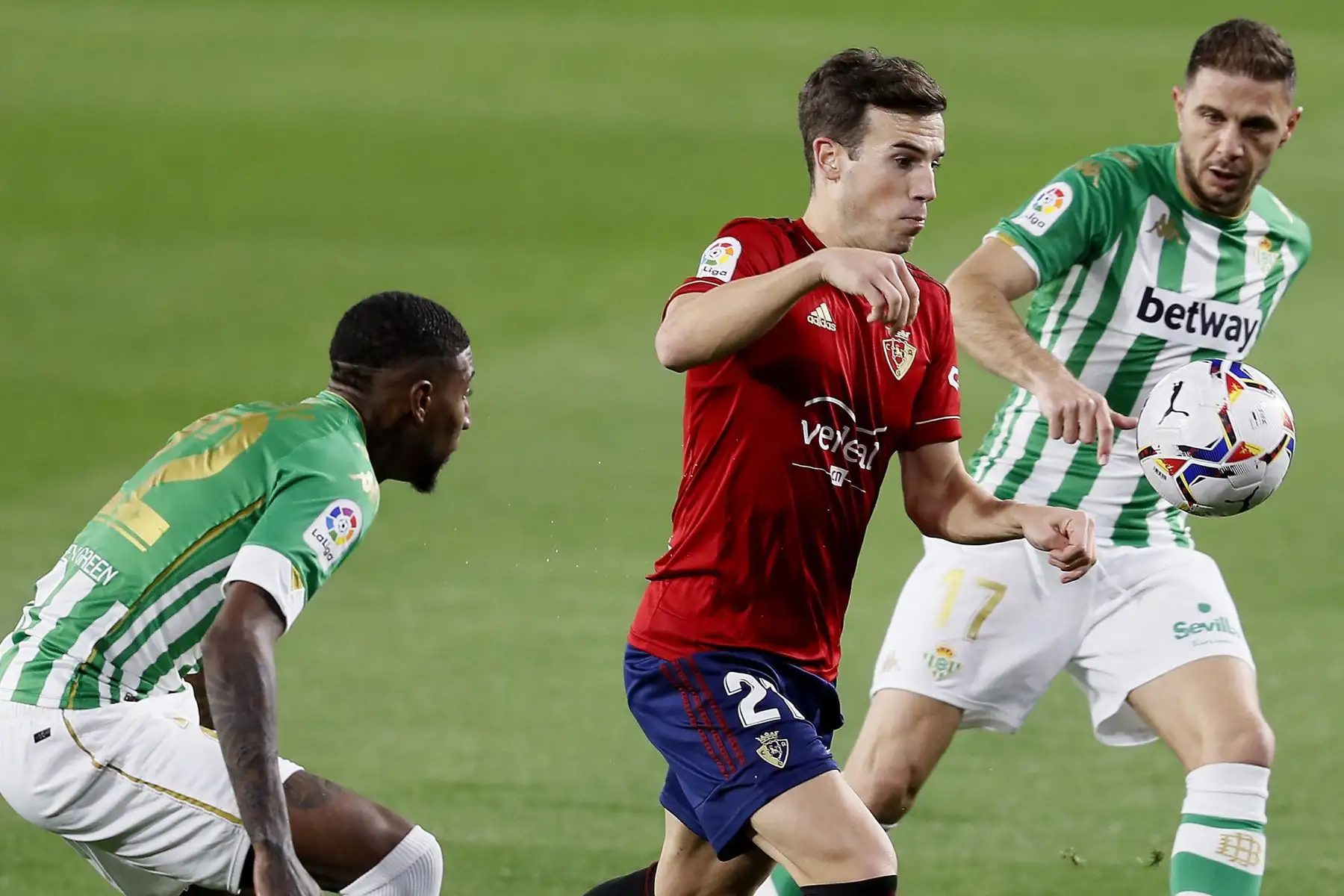 El centrocampista del Betis Joaquín del Betis Sánchez  pelea un balón con el centrocampista de Osasuna Iñigo Pérez durante el partido de La Liga disputado  en el estadio Benito Villamarín.
Foto: EFE
