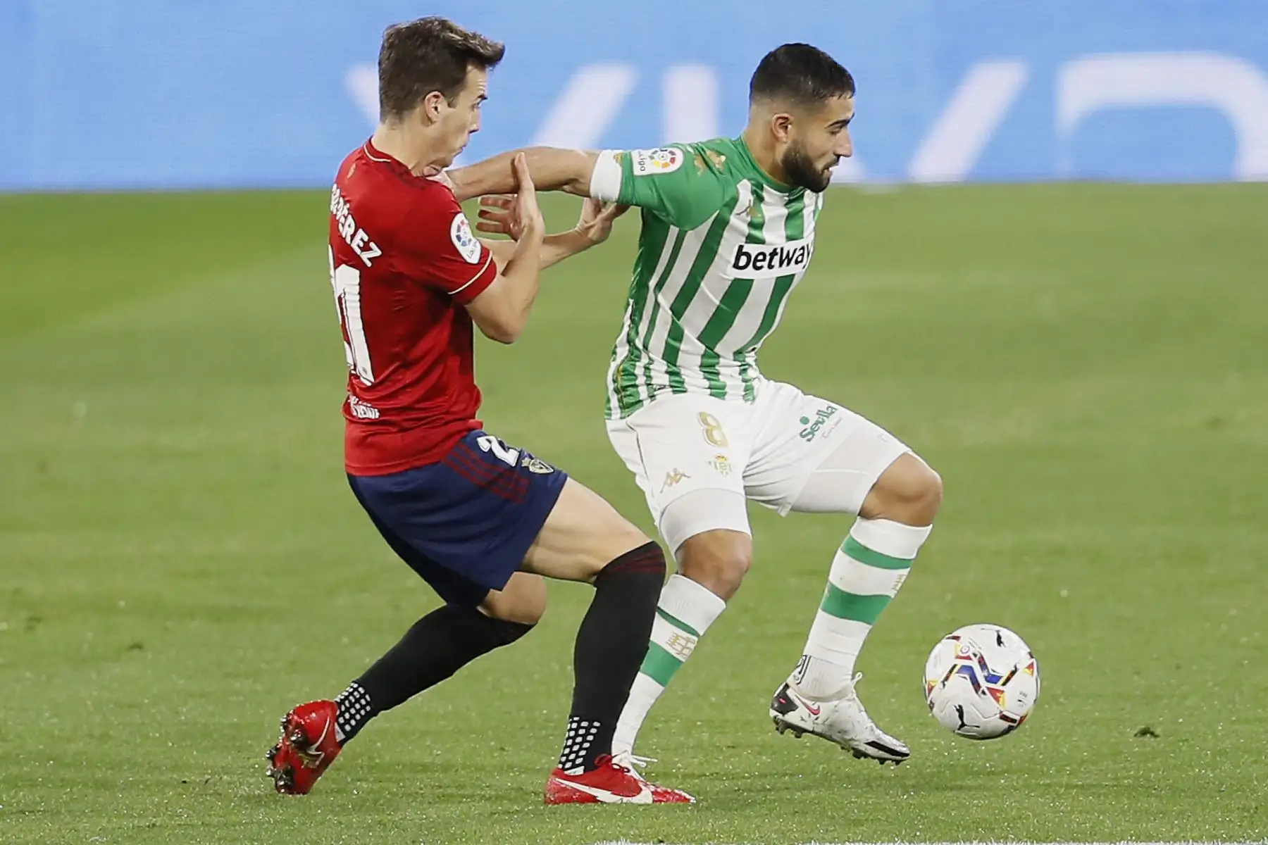 El centrocampista francés del Betis Nabil Fekir  pelea un balón con el centrocampista de Osasuna Iñigo Pérez durante el partido de LaLiga disputado en el estadio Benito Villamarín. 
Fotol: EFE