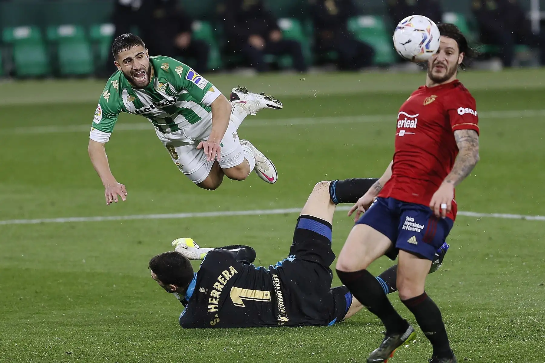 El centrocampista del Betis Nabil Fekir salta sobre el portero Sergio Herrera , de Osasuna, durante el partido de Liga en Primera División que disputan  en el estadio Benito Villamarín, en Sevilla. 
Foto: EFE