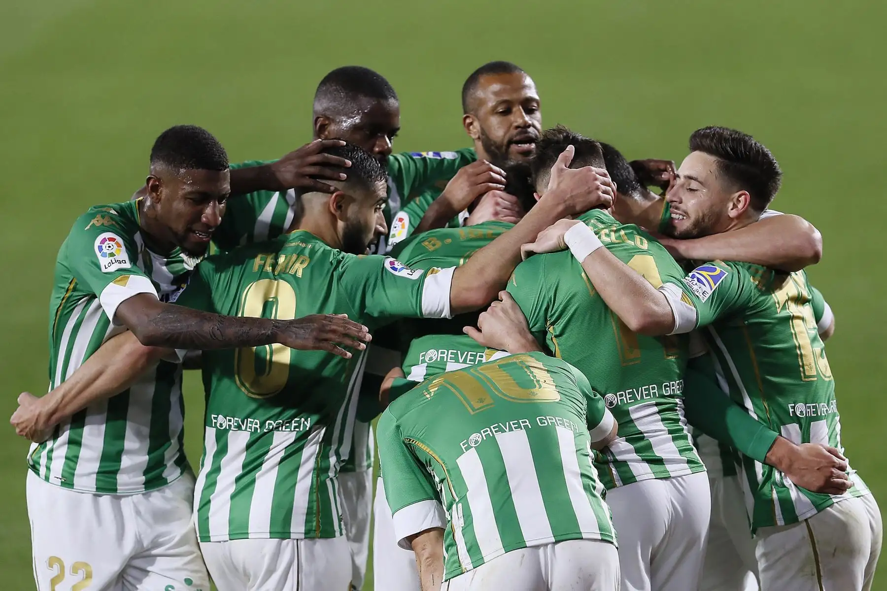 Los jugadores del Betis celebran el primer gol del equipo bético durante el encuentro correspondiente a la jornada 21 de primera división que disputan  frente a Osasuna en el estadio Benito Villamarín, en Sevilla. 
Foto: EFE