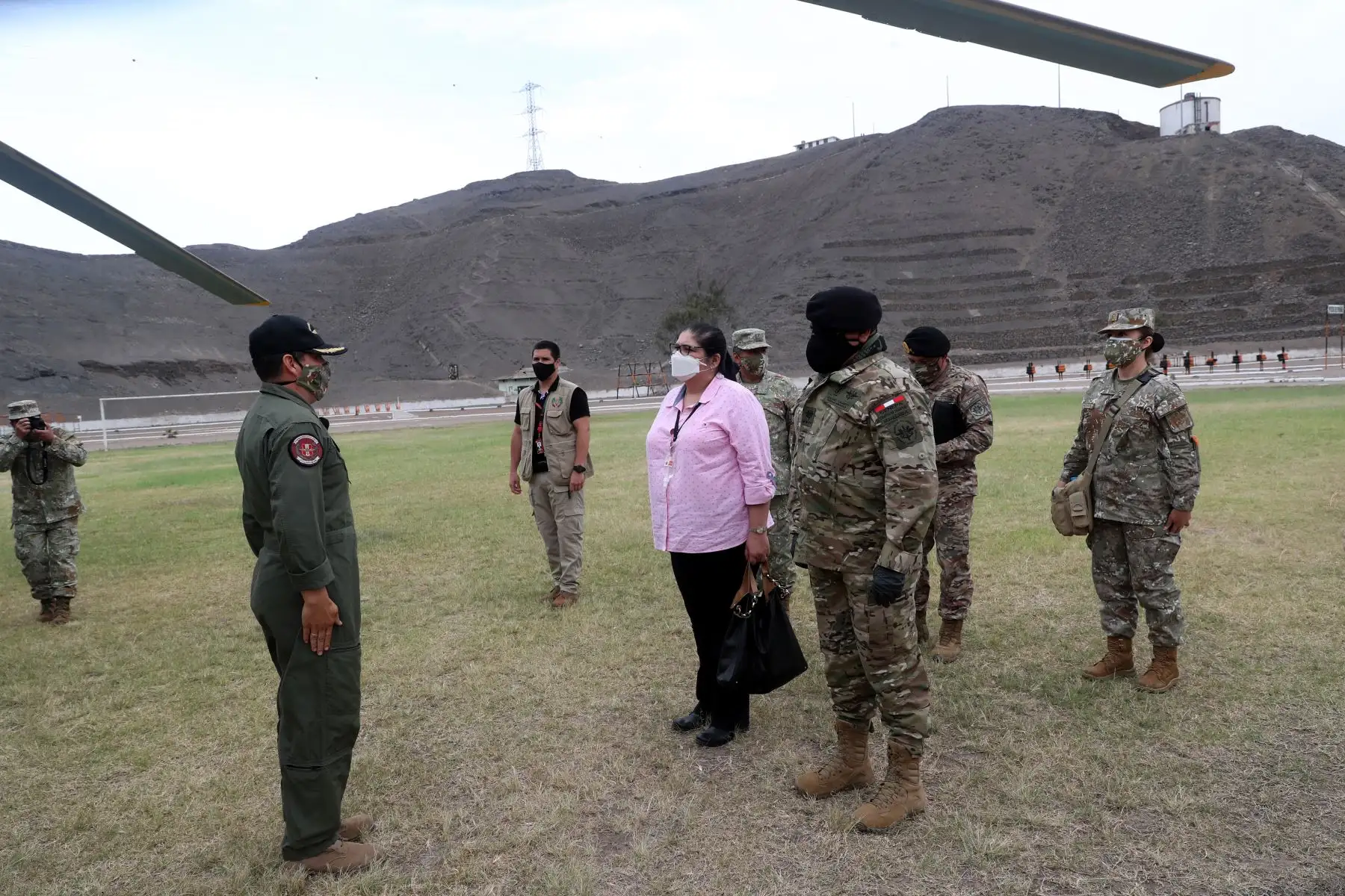 Ministra de Defensa, Nuria Esparch sobrevuela la capital para supervisar acatamiento de inmovilización social decretado por el gobierno. La ministra de Defensa, destacó que la población esté respondiendo positivamente a las medidas.
Foto: Mindef