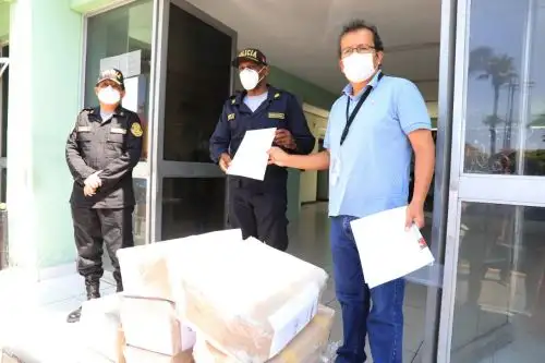 La municipalidad provincial del Santa entregó hoy 2,500 protectores faciales a efectivos de la Policía Nacional. Foto: ANDINA/Cortesía Gonzalo Horna