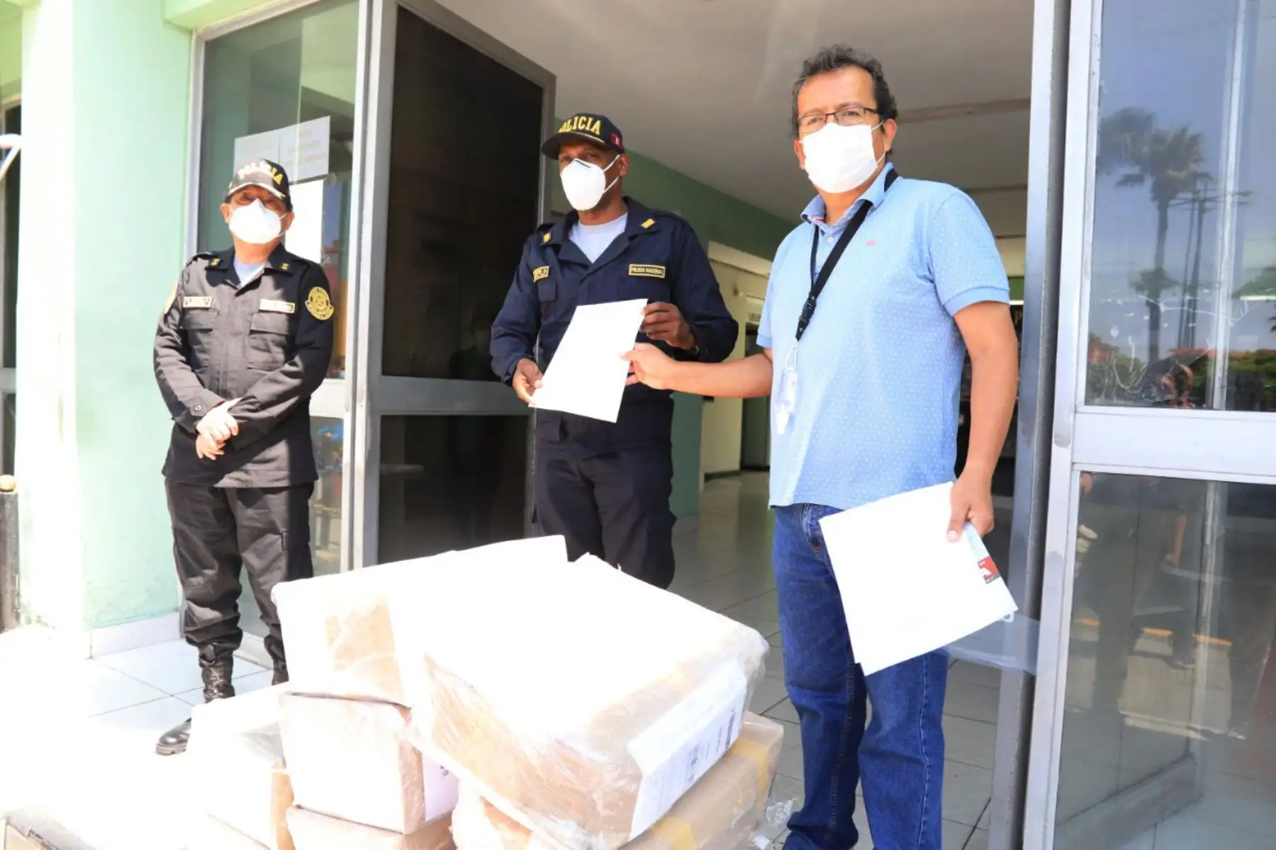 La municipalidad provincial del Santa entregó hoy 2,500 protectores faciales a efectivos de la Policía Nacional. Foto: ANDINA/Cortesía Gonzalo Horna