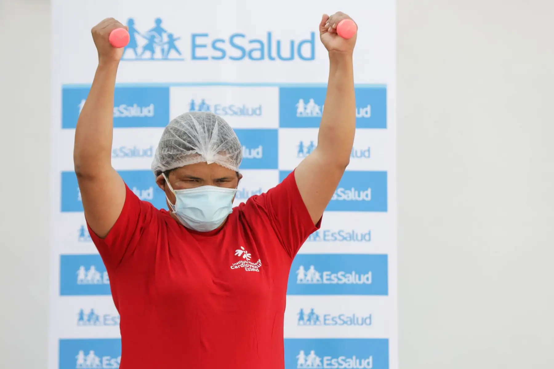 Especialistas del Instituto Nacional Cardiovascular del Seguro Social de Salud (EsSalud) recomendaron a la población a realizar ejercicios en casa durante la cuarentena a fin de cuidar el corazón y minimizar las probabilidades de sufrir un infarto cardíaco. Foto: EsSalud