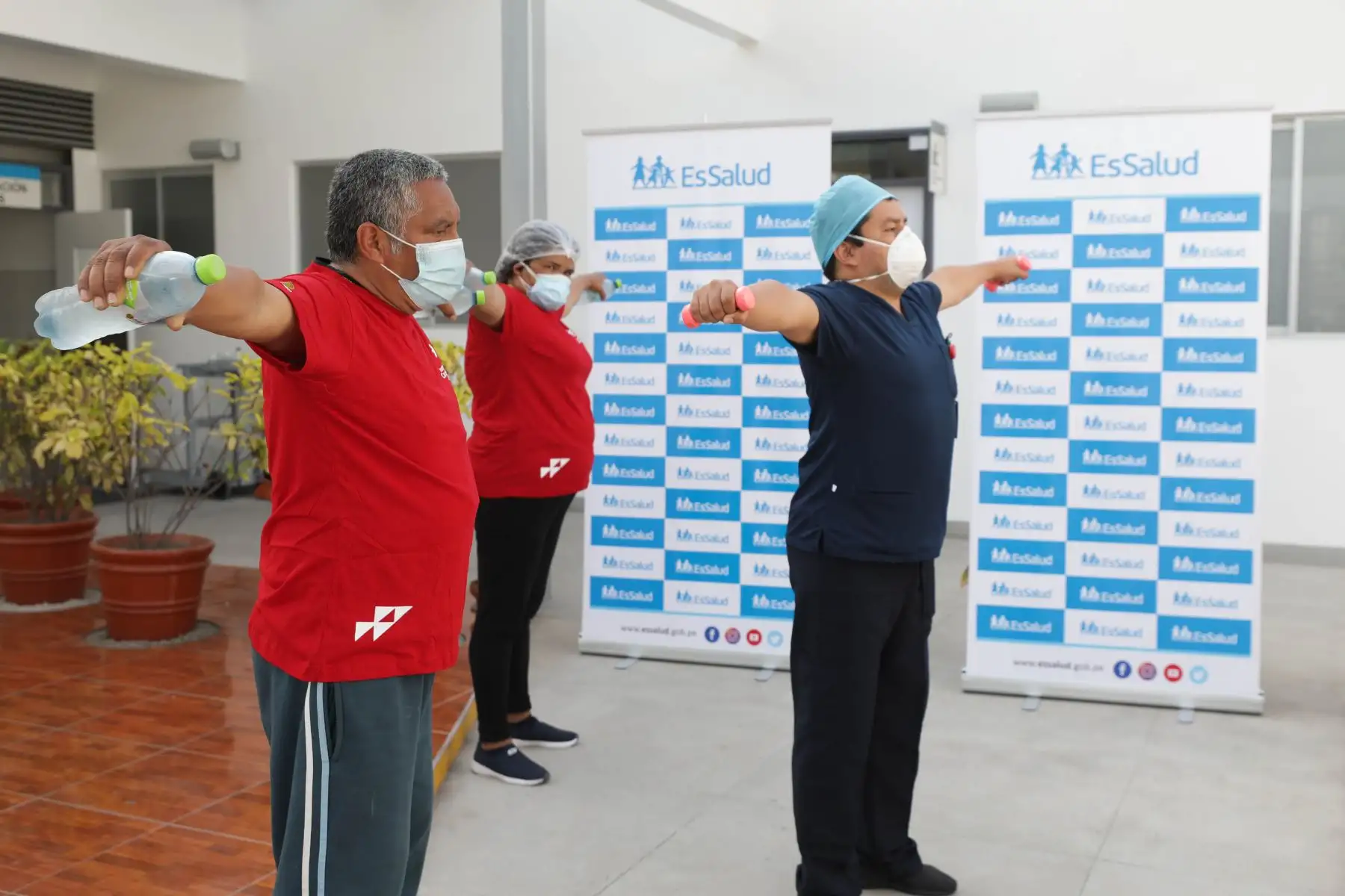 Especialistas del Instituto Nacional Cardiovascular del Seguro Social de Salud (EsSalud) recomendaron a la población a realizar ejercicios en casa durante la cuarentena a fin de cuidar el corazón y minimizar las probabilidades de sufrir un infarto cardíaco. Foto: EsSalud