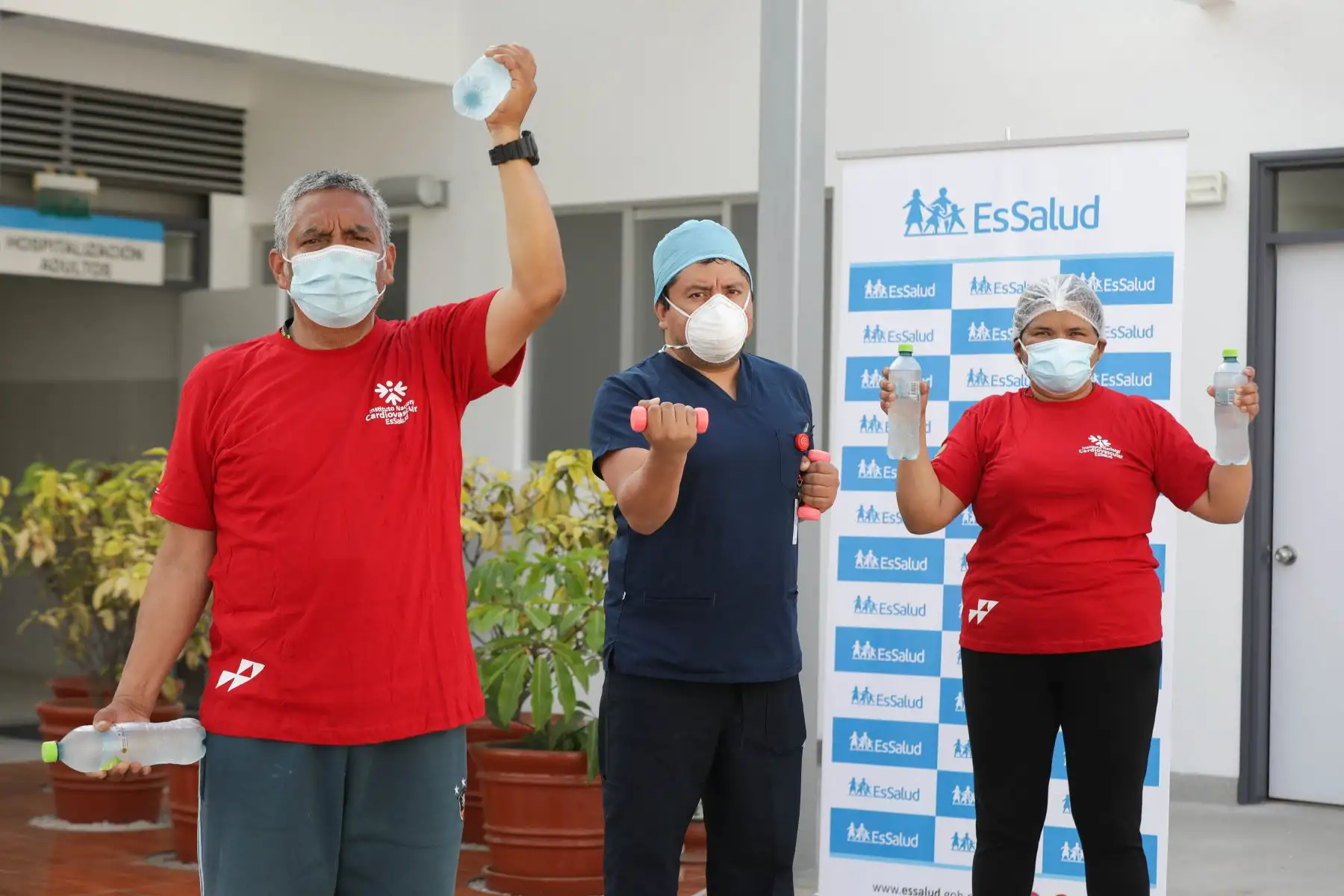 Especialistas del Instituto Nacional Cardiovascular del Seguro Social de Salud (EsSalud) recomendaron a la población a realizar ejercicios en casa durante la cuarentena a fin de cuidar el corazón y minimizar las probabilidades de sufrir un infarto cardíaco. Foto: EsSalud