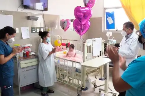 Kiara, la pequeña guerrera que pasó por cinco cirugías complejas en menos de doce meses, celebra su primer año en el Instituto Nacional de Salud del Niño (INSN) de Breña. Foto: ANDINA/Difusión