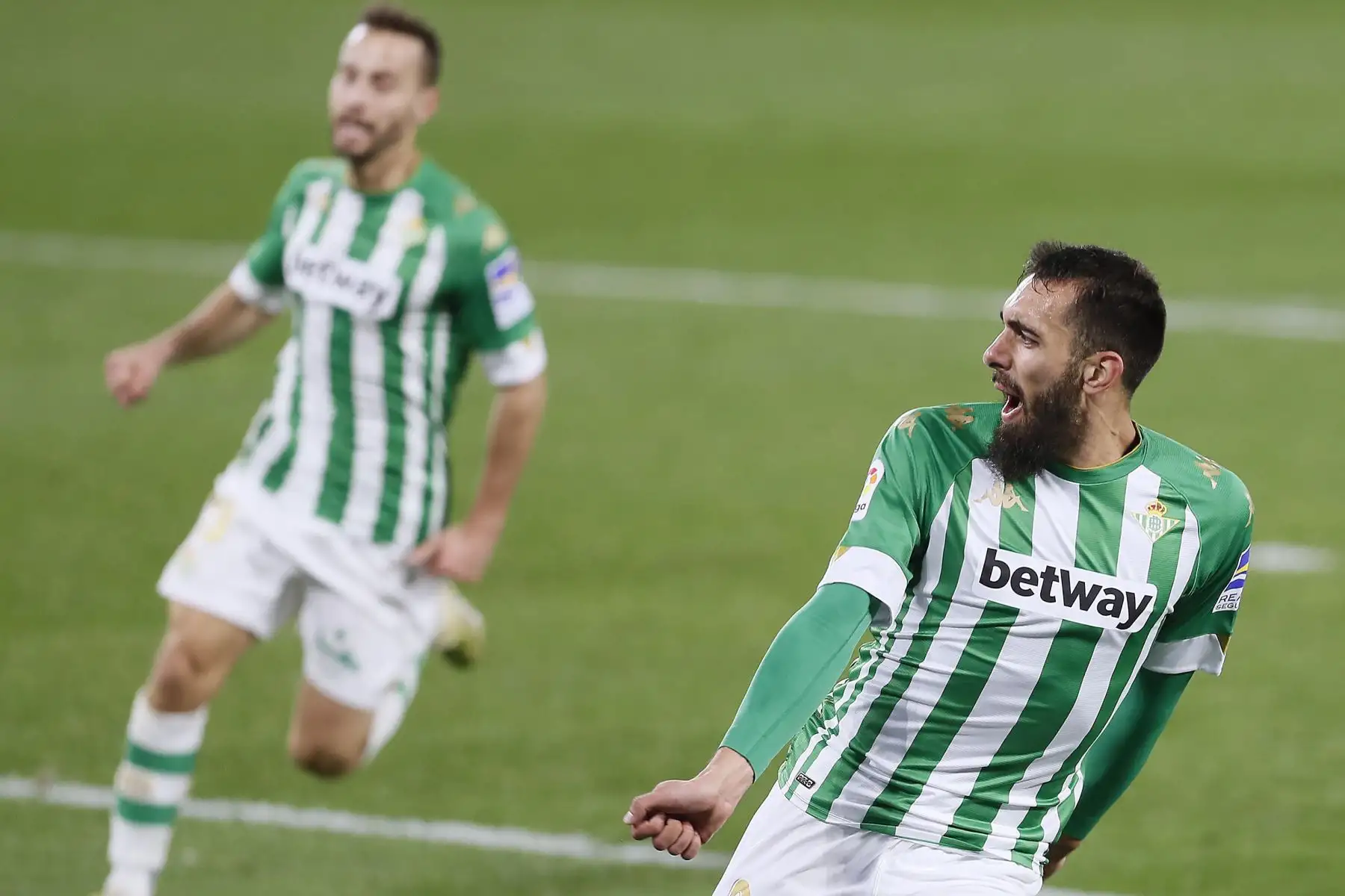 El delantero del Betis, Borja Iglesias, celebra el primer gol del equipo bético durante el encuentro correspondiente a la jornada 21 de primera división que disputan frente a Osasuna en el estadio Benito Villamarín, en Sevilla. 
Foto:EFE