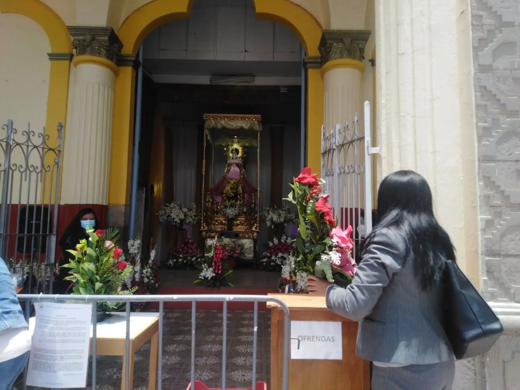 El obispo de Puno Jorge Pedro Carrión Pavlich, pidió a la Virgen de la Candelaria a proteger la vida de los puneños ante la pandemia de coronavirus (covid-19), en especial de los profesionales de la salud. ANDINA/Difusión