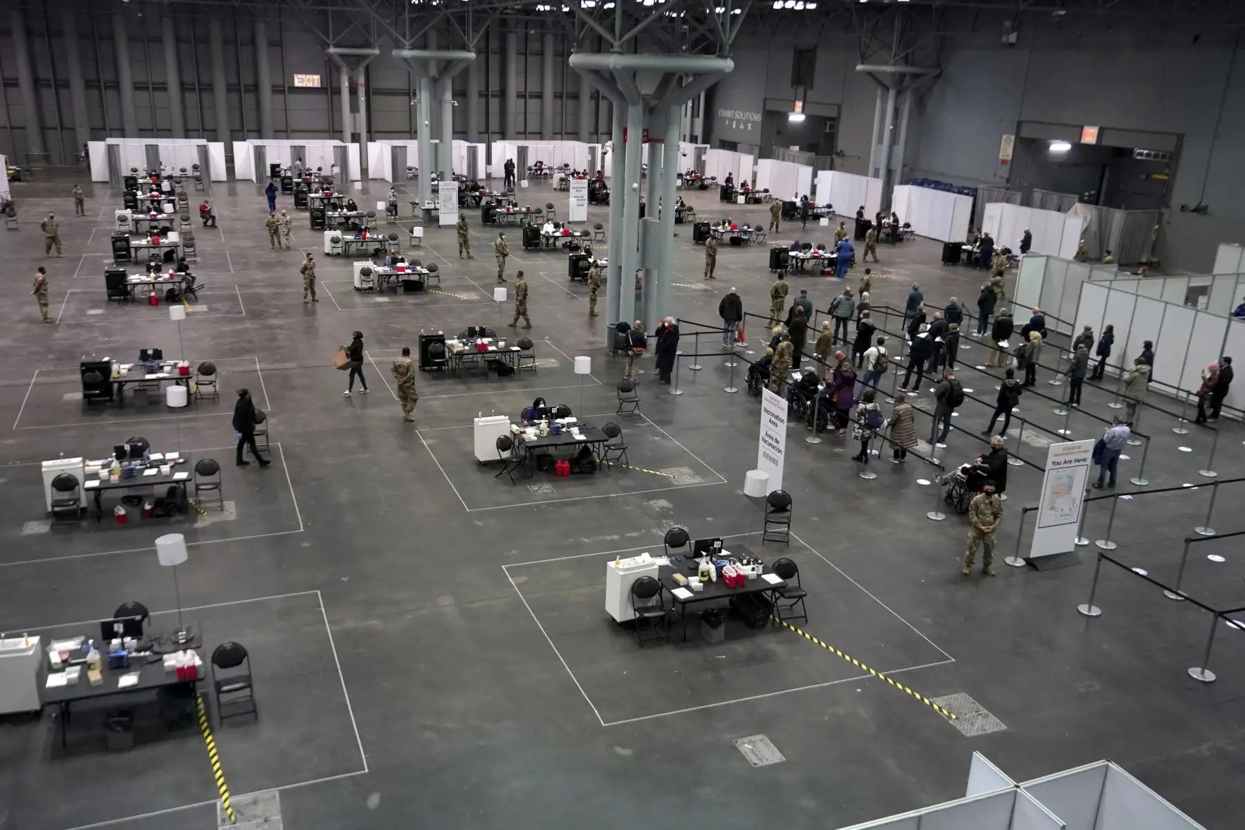 Las personas esperan en fila durante la gira estatal sobre la vacunación Covid-19 en el sitio del Centro de Convenciones Jacob K. Javits en la ciudad de Nueva York.Foto: AFP