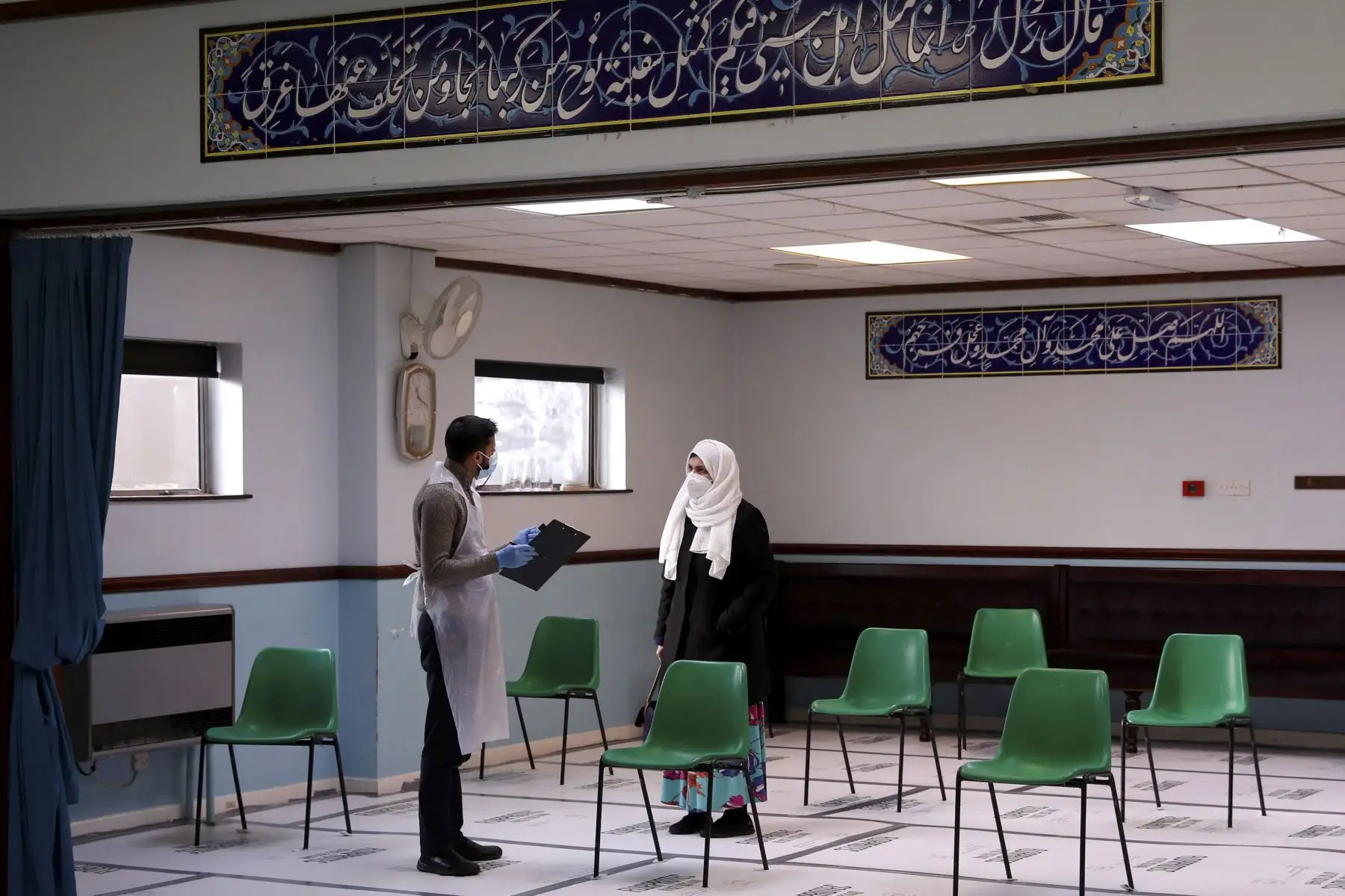 Una mujer conversa con un trabajador médico antes de recibir la vacuna Oxford / AstraZeneca Covid-19 en el Centro Islámico Al-Abbas, que se ha convertido en un centro de vacunación temporal en Birmingham, en el centro de Inglaterra. Foto: AFP