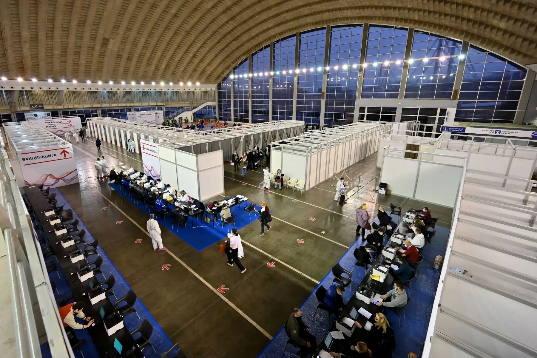 Los estadios deportivos, las catedrales y los parques temáticos de todo el mundo se han reutilizado rápidamente como centros de vacunación temporales en un impulso global para administrar los jabs que salvan vidas. Foto: AFP