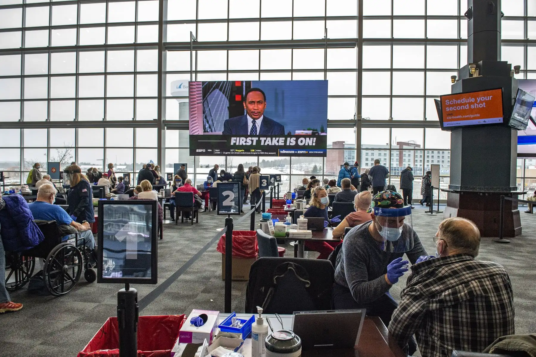 Cientos de personas esperan ser los primeros en ser vacunados contra el Covid-19 en el Estadio Gillette en Foxborough, Massachusetts, Estados Unidos. Foto: AFP