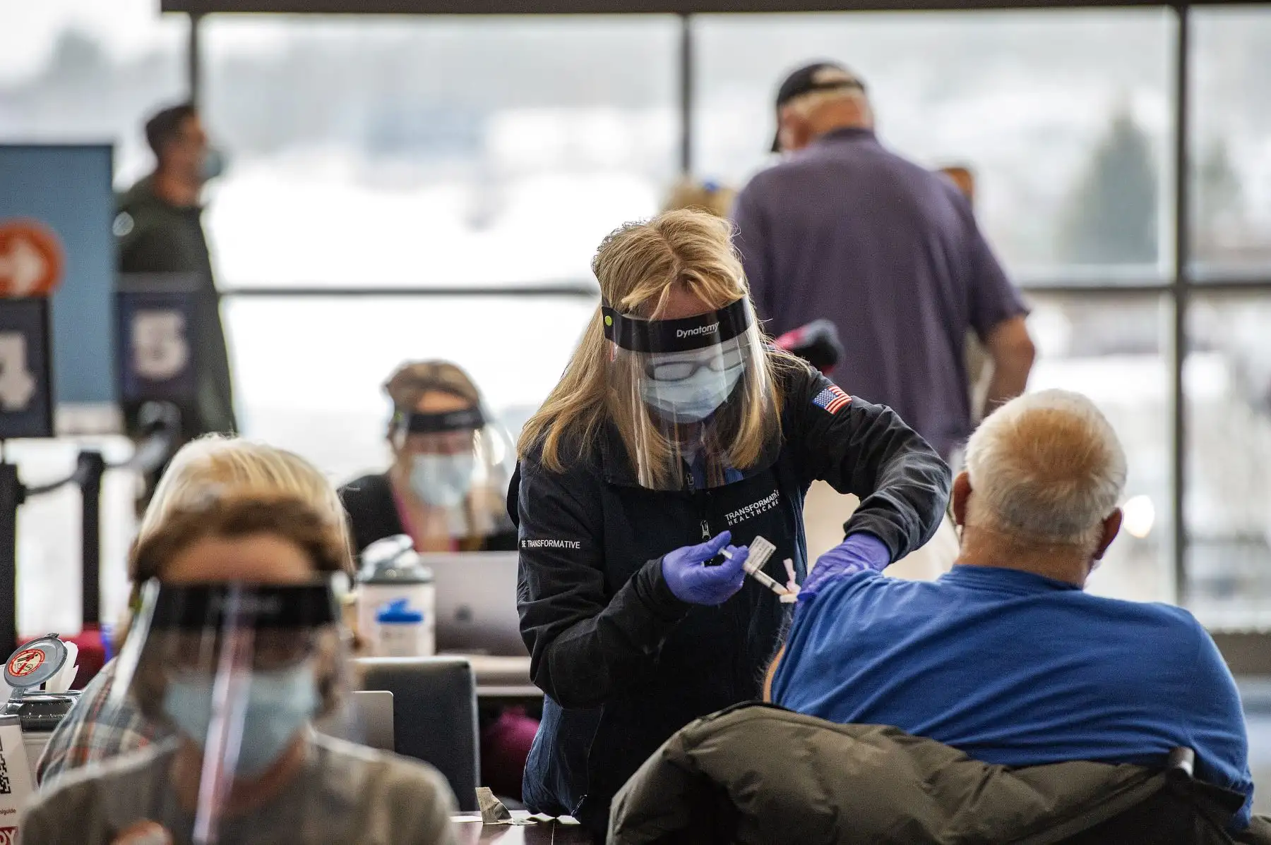 La vacunación masiva contra el Covid-19 se abrió al público en el Estadio Gillette como parte del comienzo de la "fase dos" en Massachusetts, con la posibilidad de vacunar a las personas de 75 años o más como prioridad. Foto: AFP
