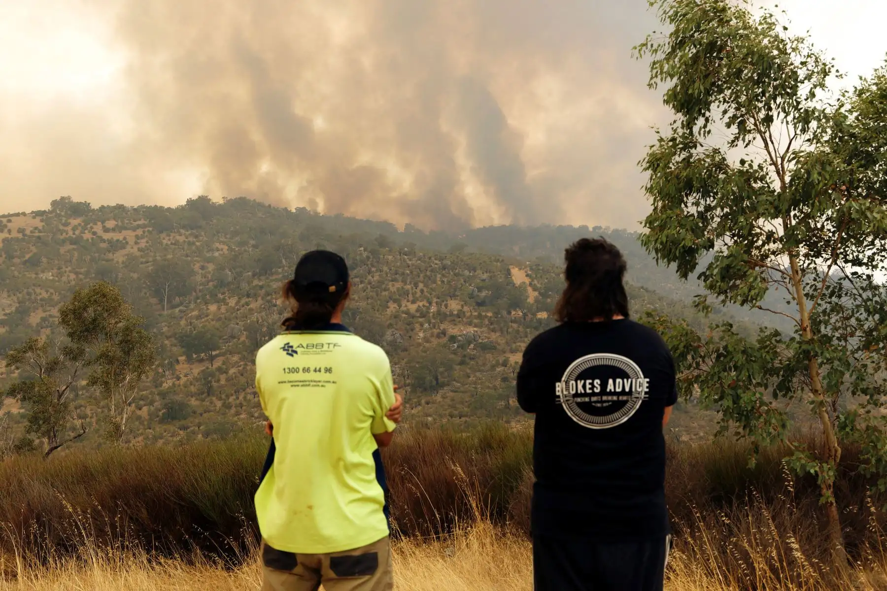 La gente ve cómo un incendio impulsado por fuertes vientos arde en una cresta en el suburbio de Brigadoon en Perth lo que obliga a evacuaciones de emergencia pocos días después de que la ciudad de la costa oeste entrara en un bloqueo por coronavirus.

Foto: AFP