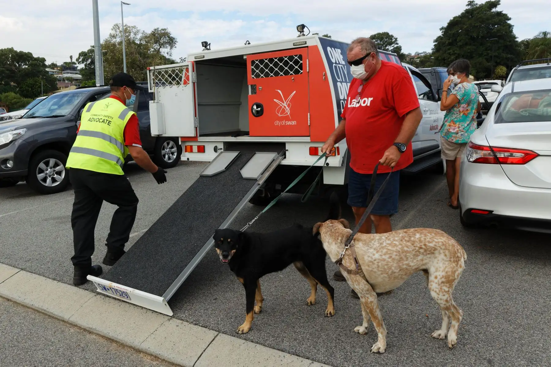 Bill Gleed (derecha) entrega sus perros Millie y Defa a Brian Jones de la ciudad de Swan para que los guarden temporalmente, en un centro de evacuación donde los residentes se refugiaban de un incendio amenazante, en Perth, pocos días después de la costa oeste la ciudad entró en un bloqueo por coronavirus.

Foto: AFP