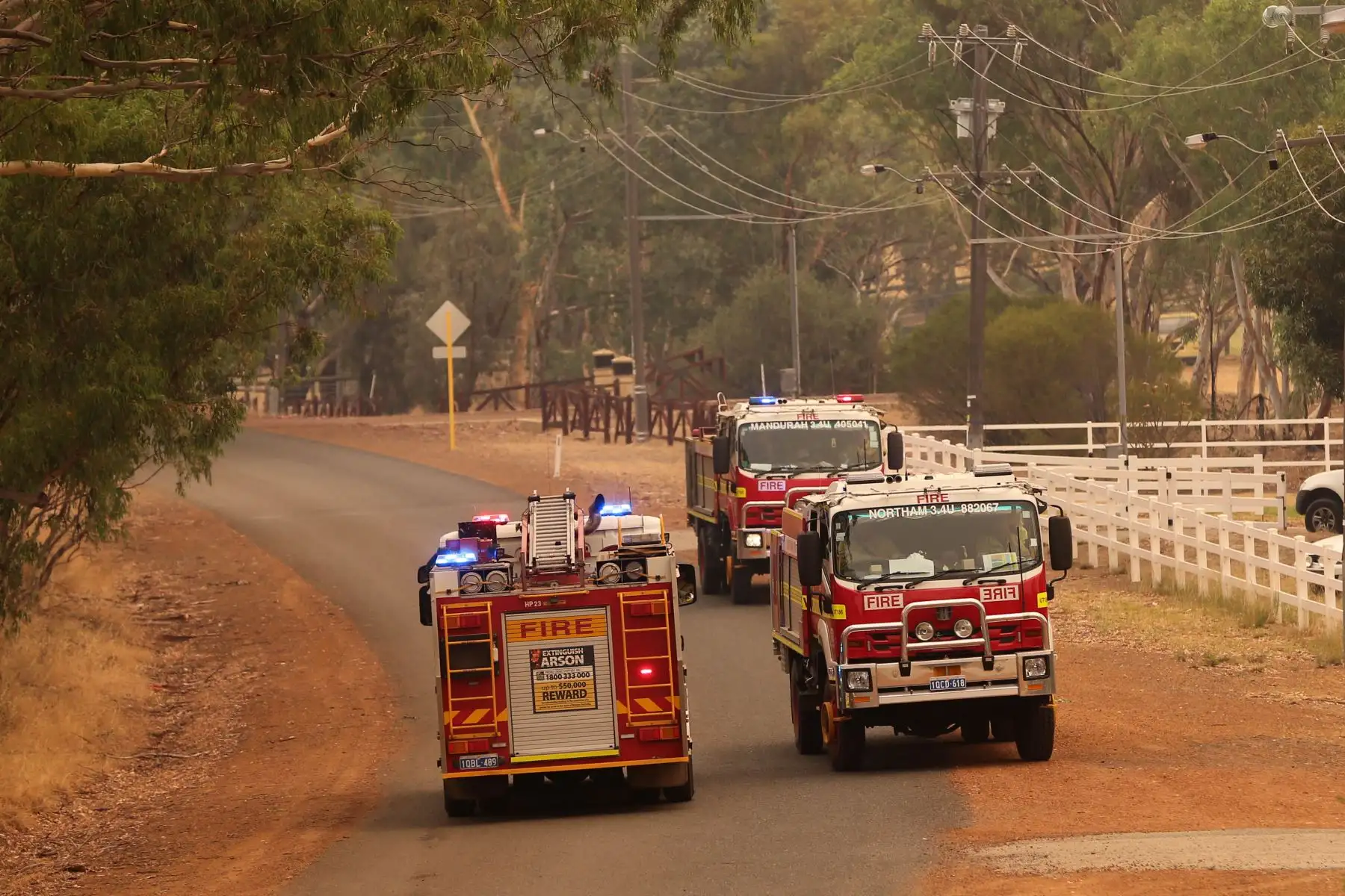 Los equipos de bomberos convergen mientras se dirigen a combatir un incendio que arde en una cresta impulsada por fuertes vientos en el suburbio de Brigadoon en Perth, pocos días después de que la ciudad de la costa oeste entrara en un bloqueo por coronavirus.

Foto: AFP