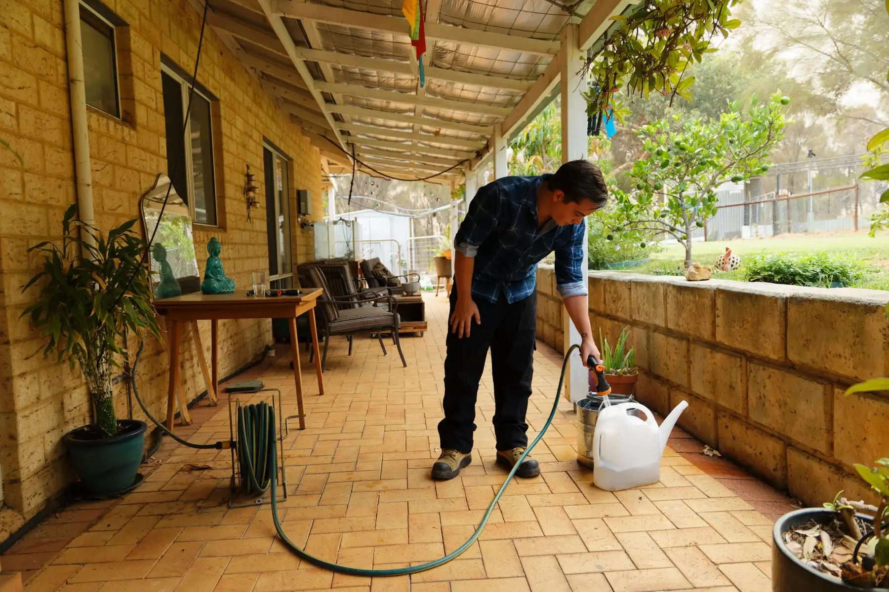Simon Hoffman llena contenedores con agua mientras se prepara para proteger la propiedad de sus padres de un incendio amenazante en el suburbio de Brigadoon en Perth, pocos días después de que la ciudad de la costa oeste entrara en un bloqueo por coronavirus.

Foto:AFP