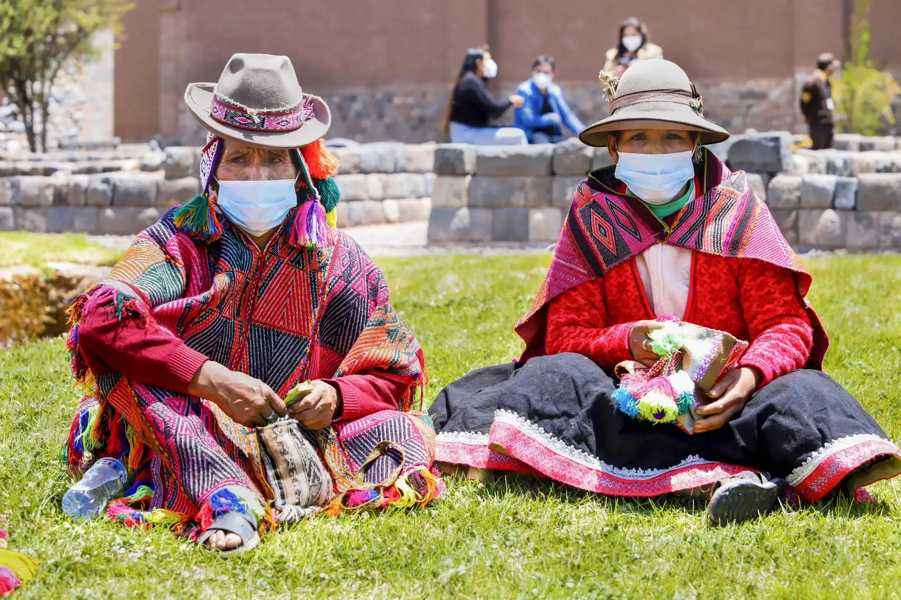 Estas recomendaciones, que se centran en el uso correcto de la mascarilla, el lavado de manos permanente, así como evitar las aglomeraciones, se realizan en 8 lenguas indígenas y variantes: aimara, ashaninka, awajún, shipibo-konibo, ticuna, quechua Áncash, quechua Chanka y quechua Cusco-Collao.
Foto: ANDINA/Ministerio de Cultura