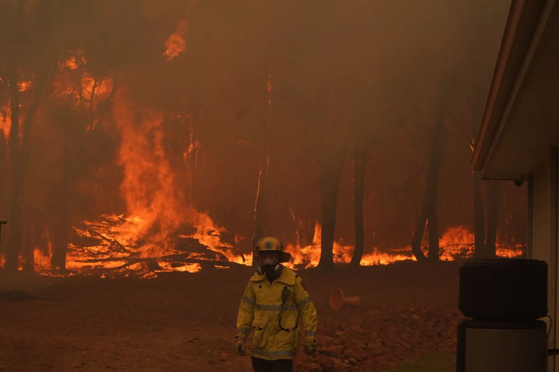 El humo causado por un incendio forestal en el suburbio de Wooroloo en las colinas de Perth se eleva detrás del horizonte de la ciudad de Perth, Australia.

Foto:EFE