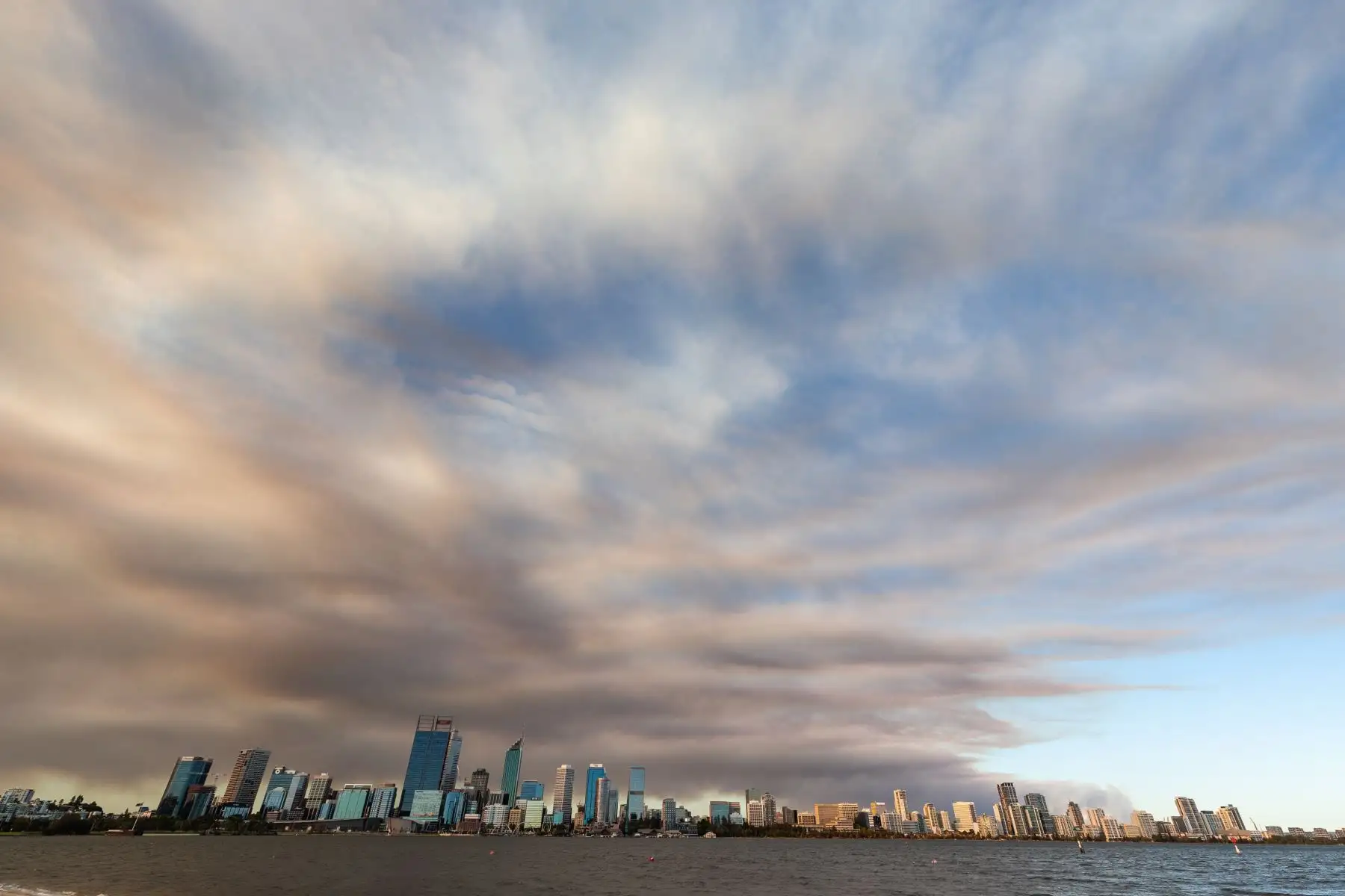 El humo causado por un incendio forestal en el suburbio de Wooroloo en las colinas de Perth se eleva detrás del horizonte de la ciudad de Perth, Australia.

Foto: EFE