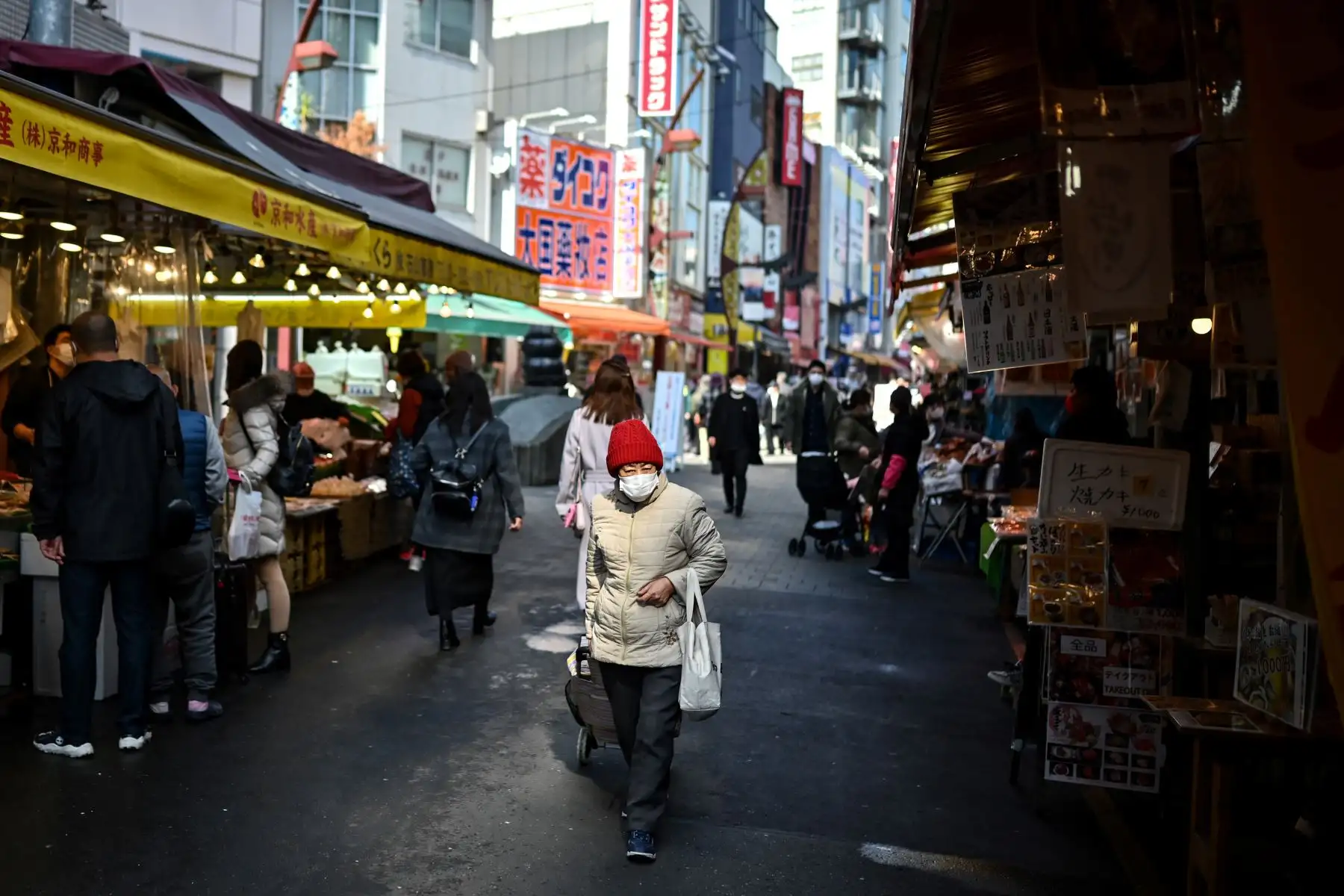 Una anciana camina con su carrito en una calle de Tokio. El gobierno de Japón aprobó la extensión de un mes el estado de emergencia por coronavirus. Foto: AFP