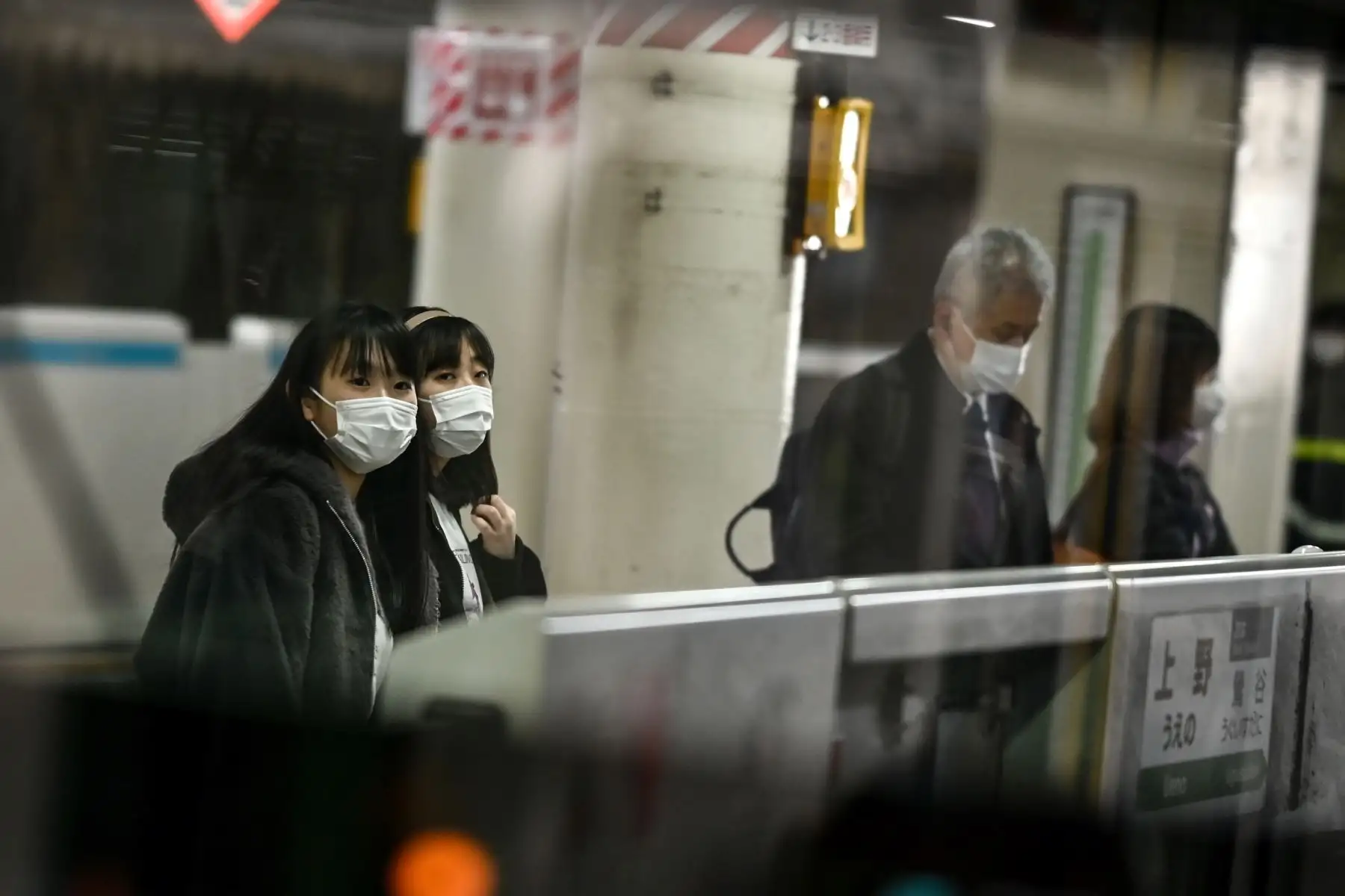 Las mujeres esperan un tren en una estación de Tokio. El gobierno de Japón aprobó extensión de un mes de su estado de emergencia por coronavirus. Foto: AFP