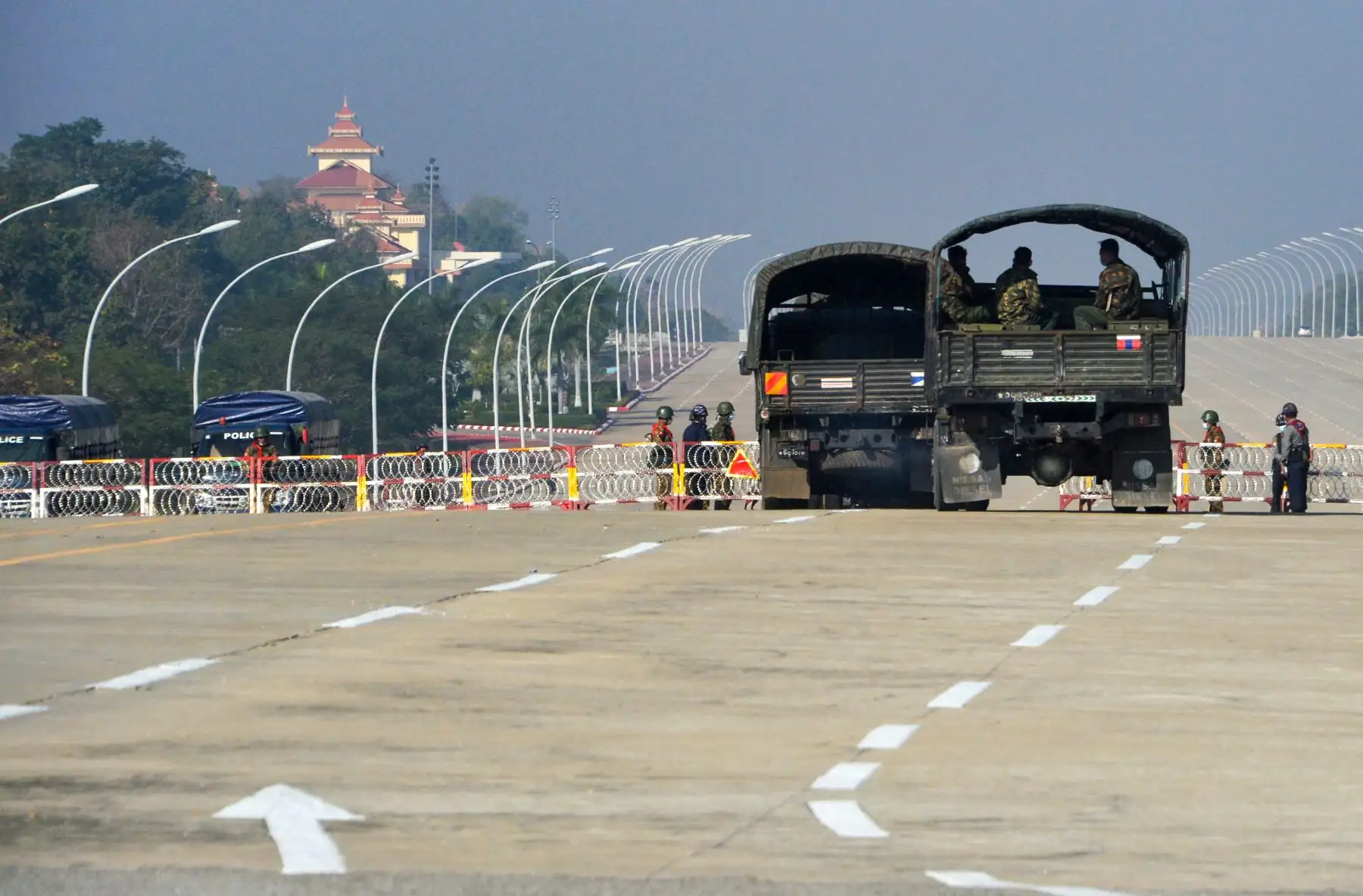 Soldados en guardia a lo largo de una carretera bloqueada cerca del Parlamento de Myanmar en Naypyidaw, Birmania. Foto: AFP