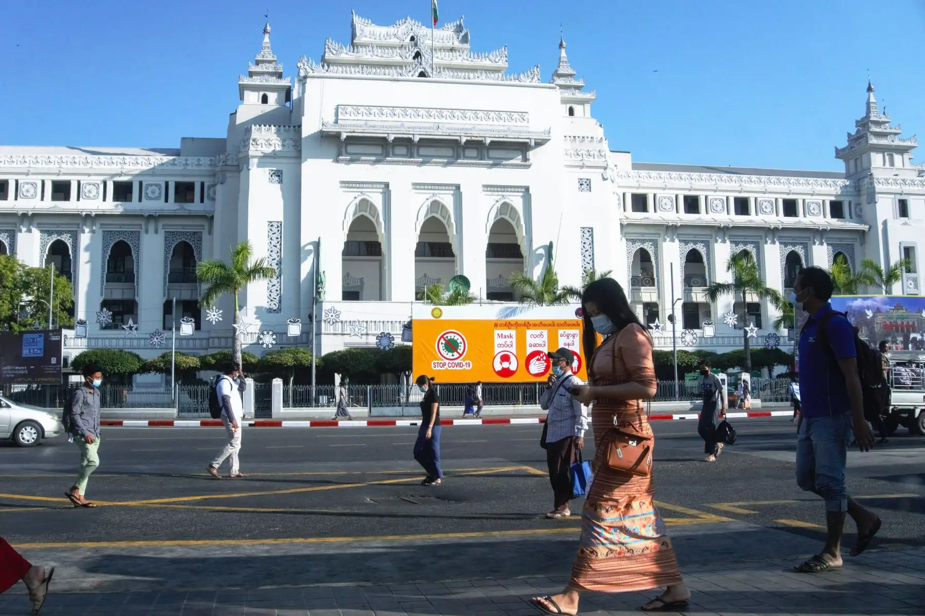 La gente pasa por el ayuntamiento de Yangon un día después de que el ejército de Myanmar tomó el poder en un Golpe de Estado que detuvo a la líder democráticamente elegida Aung San Suu Kyi. Foto: AFP