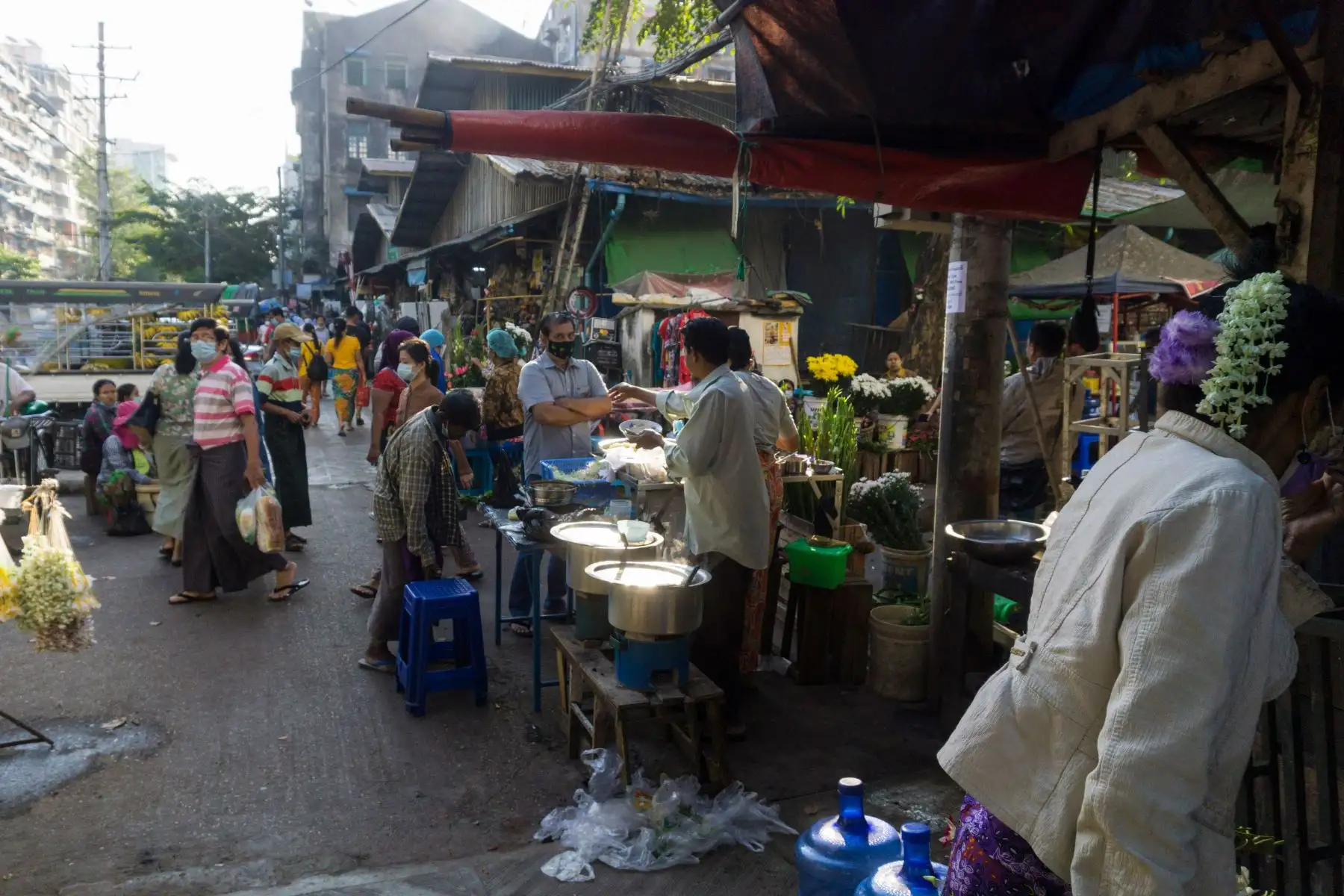 La gente compra comida en un mercado callejero en Yangon un día después de que el ejército de Myanmar tomó el poder en un Golpe de Estado. Foto: AFP