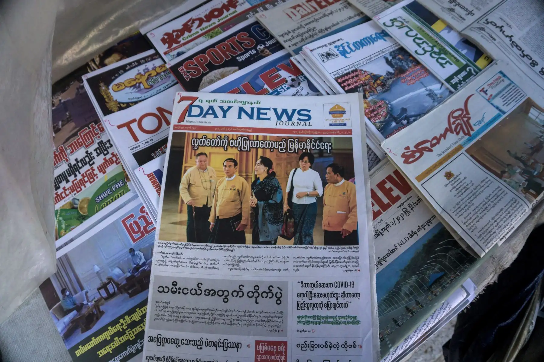 Los periódicos se exhiben en Yangon el 2 de febrero de 2021, un día después de que el ejército de Myanmar tomó el poder en un golpe de Estado. Foto: AFP