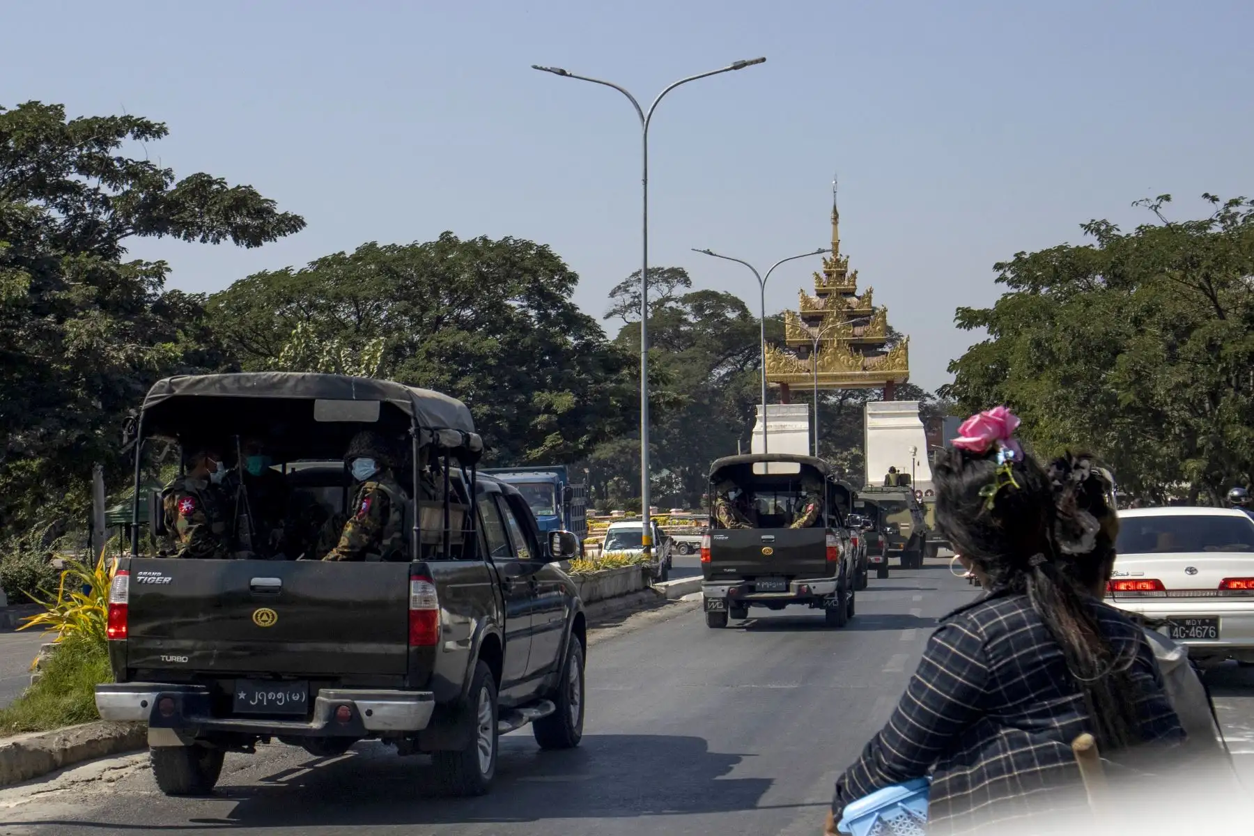 Se ven vehículos militares a lo largo de una carretera en Mandalay. Birmania