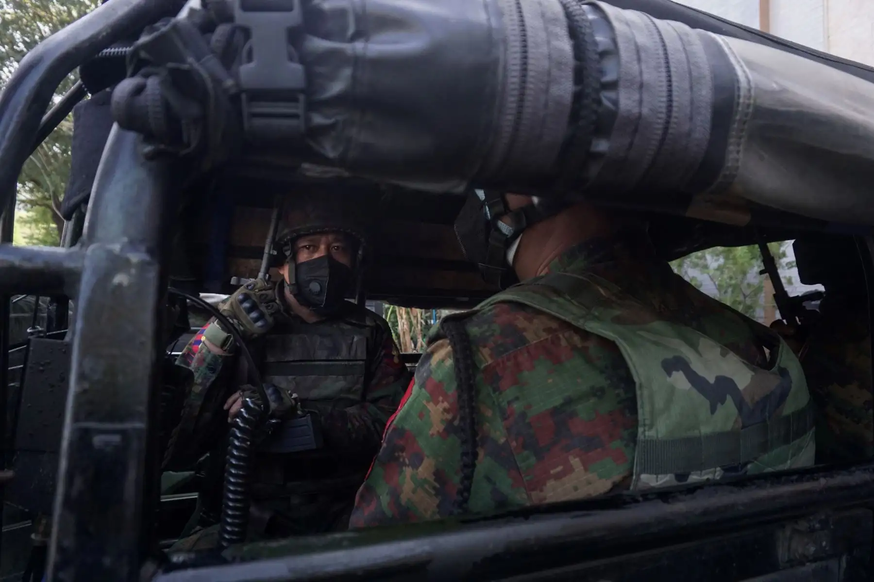 Los soldados se sientan dentro de un camión militar fuera de un templo hindú en Yangon, Birmania. Foto: AFP