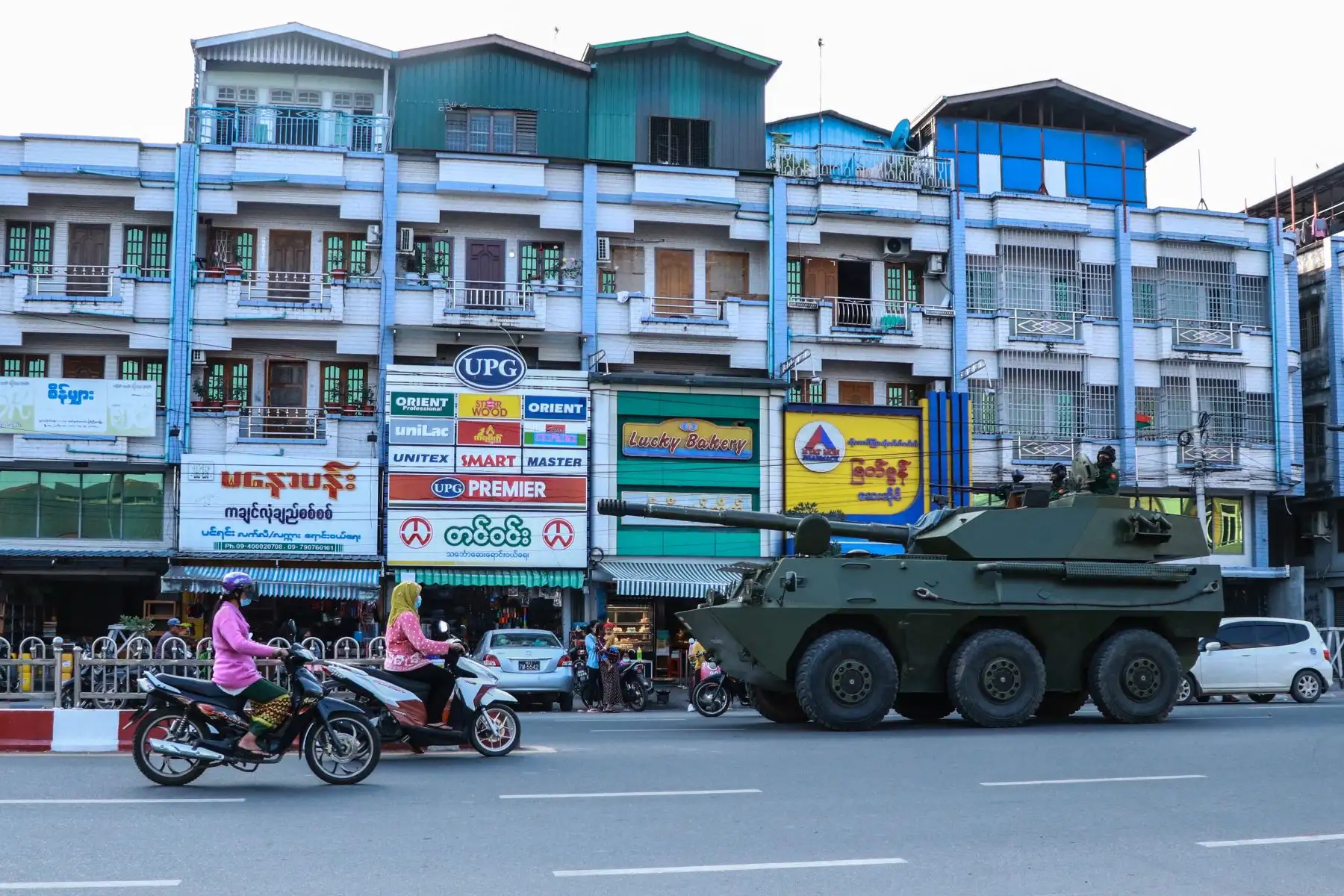 Un vehículo blindado militar se ve a lo largo de una calle en Myitkyina, estado de Kachin, un día después del golpe de Estado. Foto: AFP