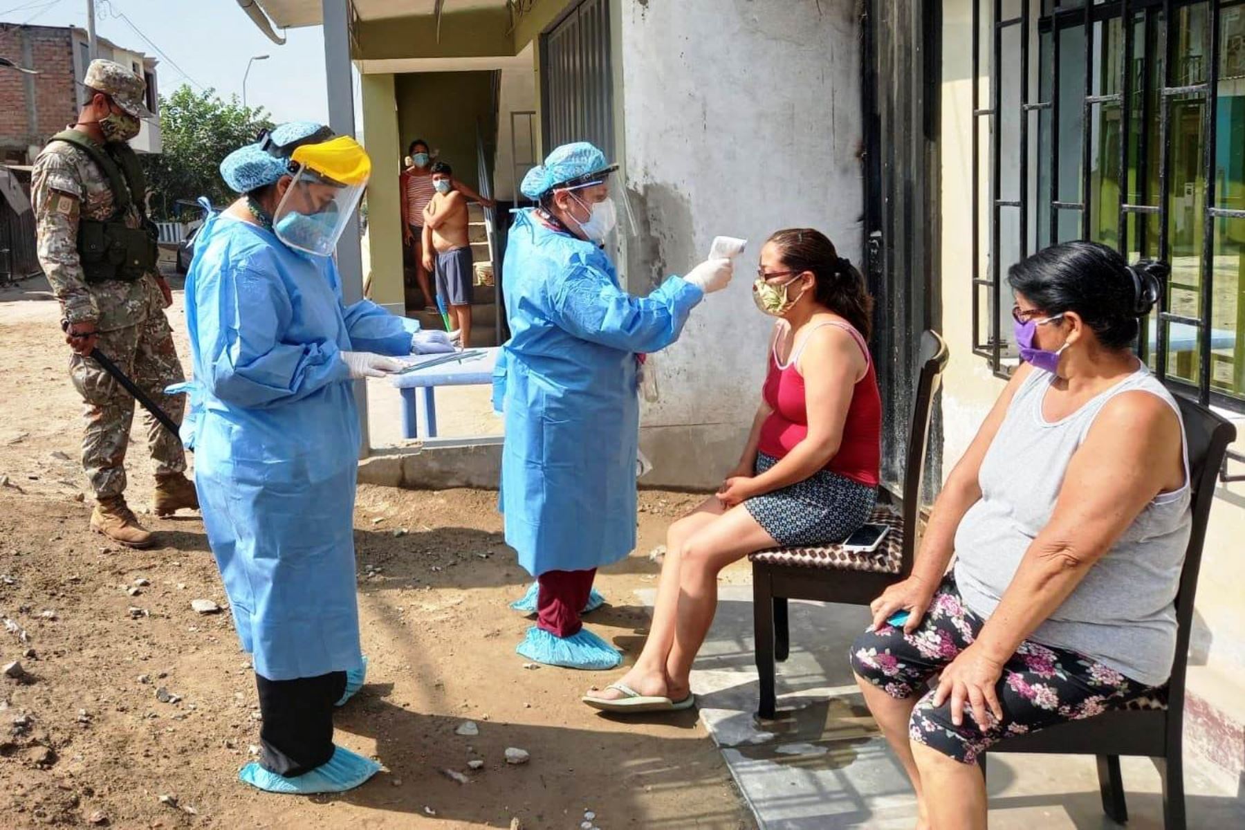 Covid-19: Minsa toma pruebas moleculares a más de 200 personas en Villa María del Triunfo. Foto: ANDINA/Difusión.