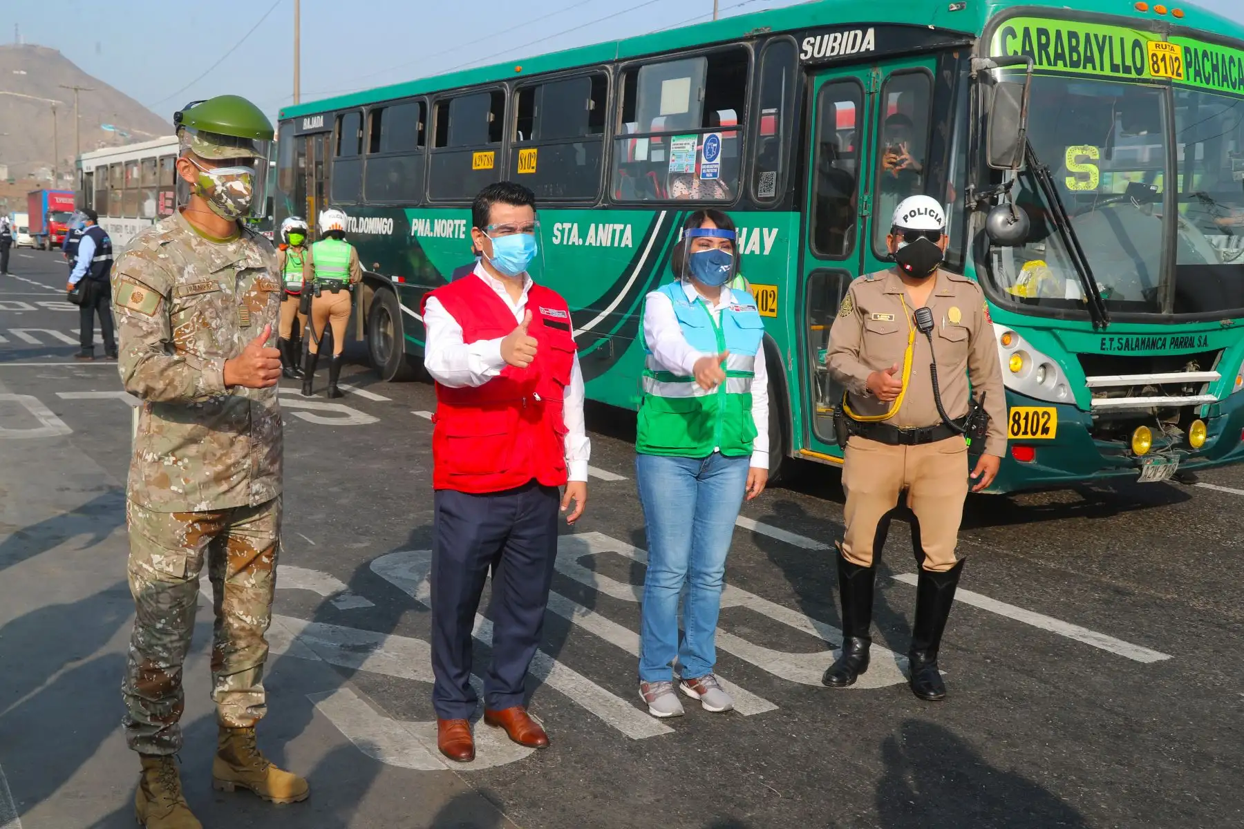 El viceministro de Transportes, Paul Caiguaray, y la presidenta de la ATU, María Jara , encabezaron una inspección vehicular en Puente Nuevo, en El Agustino. La inspección tiene como fin, verificar el cumplimiento de los protocolos sanitarios en las unidades de transporte público. Foto: MTC