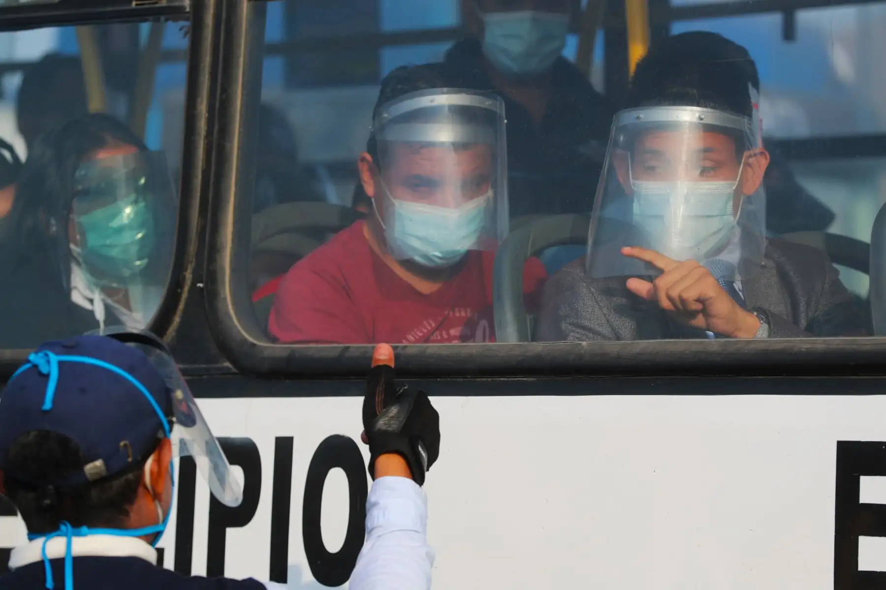 El viceministro de Transportes, Paul Caiguaray, y la presidenta de la ATU, María Jara , encabezaron una inspección vehicular en Puente Nuevo, en El Agustino. La inspección tiene como fin, verificar el cumplimiento de los protocolos sanitarios en las unidades de transporte público. Foto: MTC
