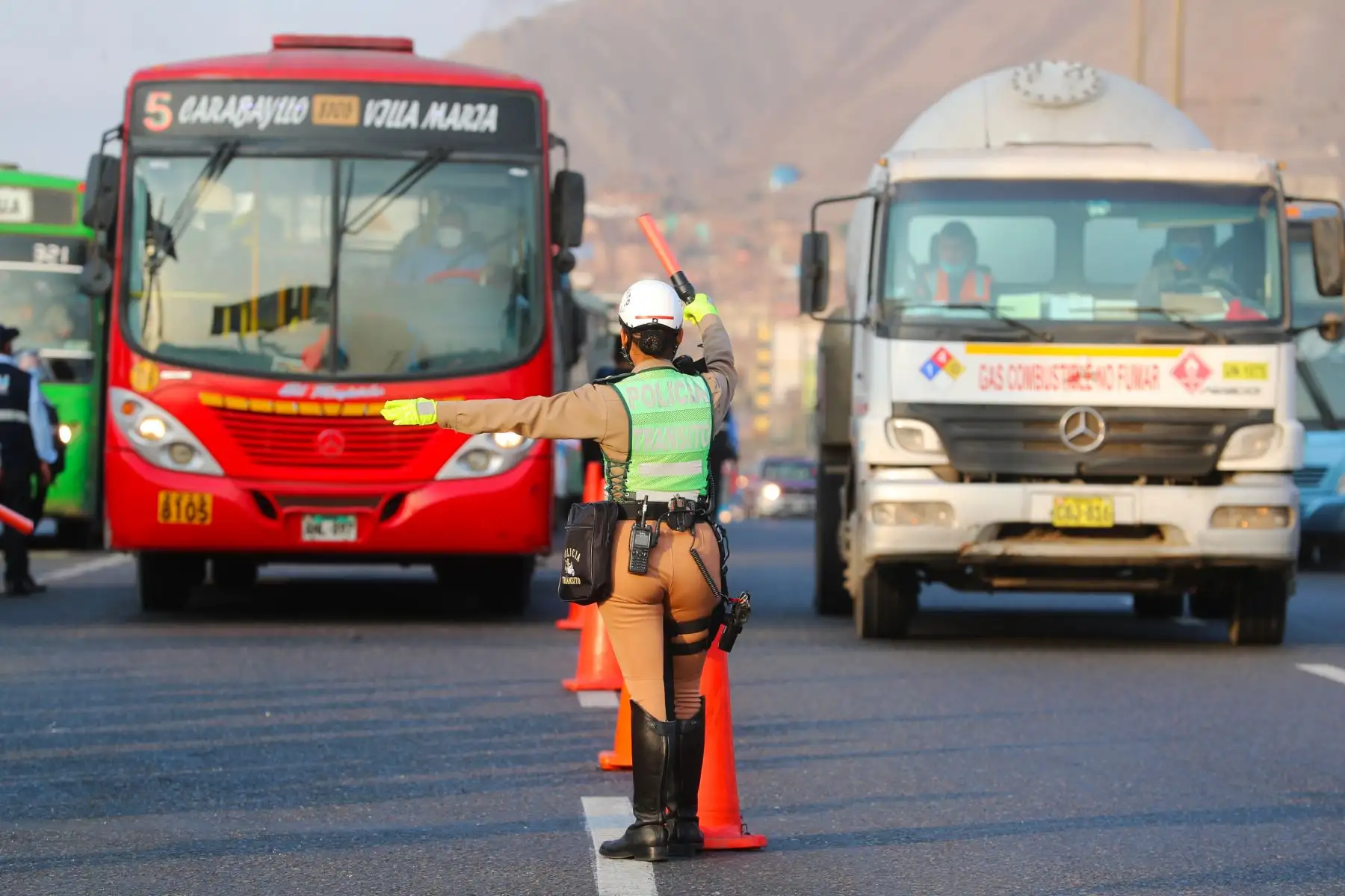El viceministro de Transportes, Paul Caiguaray, y la presidenta de la ATU, María Jara , encabezaron una inspección vehicular en Puente Nuevo, en El Agustino. La inspección tiene como fin, verificar el cumplimiento de los protocolos sanitarios en las unidades de transporte público. Foto: MTC