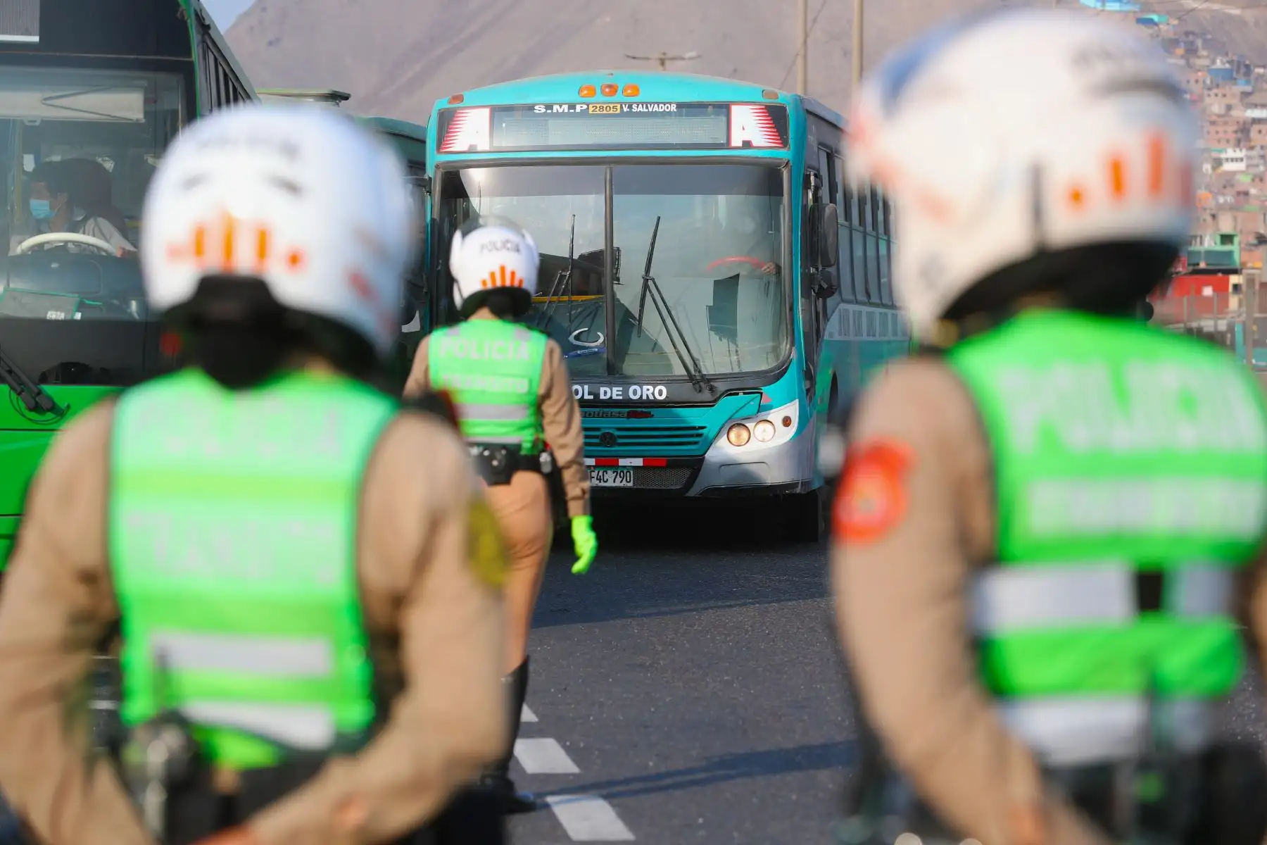 El viceministro de Transportes, Paul Caiguaray, y la presidenta de la ATU, María Jara , encabezaron una inspección vehicular en Puente Nuevo, en El Agustino. La inspección tiene como fin, verificar el cumplimiento de los protocolos sanitarios en las unidades de transporte público. Foto: MTC