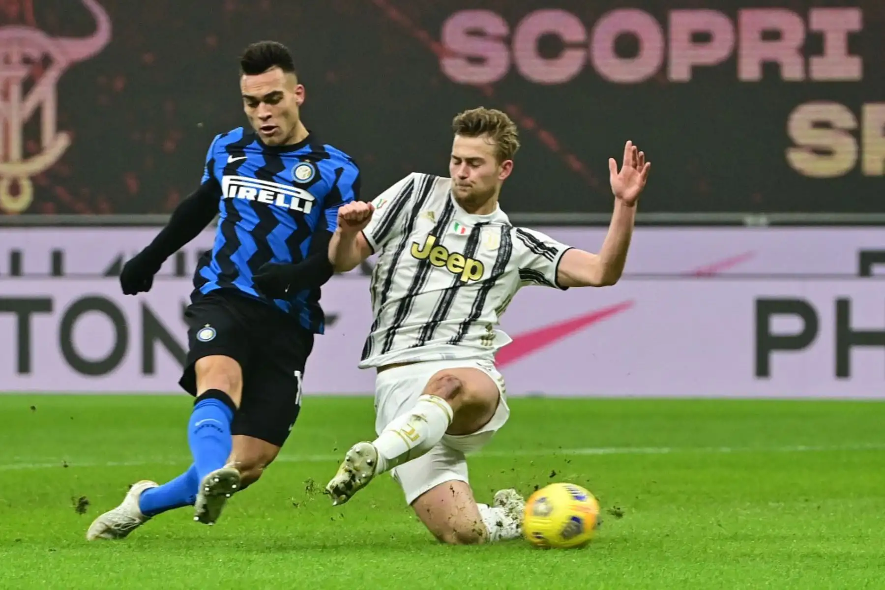 El delantero argentino del Inter de Milán Lautaro Martínez dispara para abrir el marcador frente al defensor holandés de la Juventus, Matthijs De Ligt durante el partido de ida de cuartos de final de la Copa de Italia entre el Inter de Milán y la Juventus de Turín. Foto: AFP