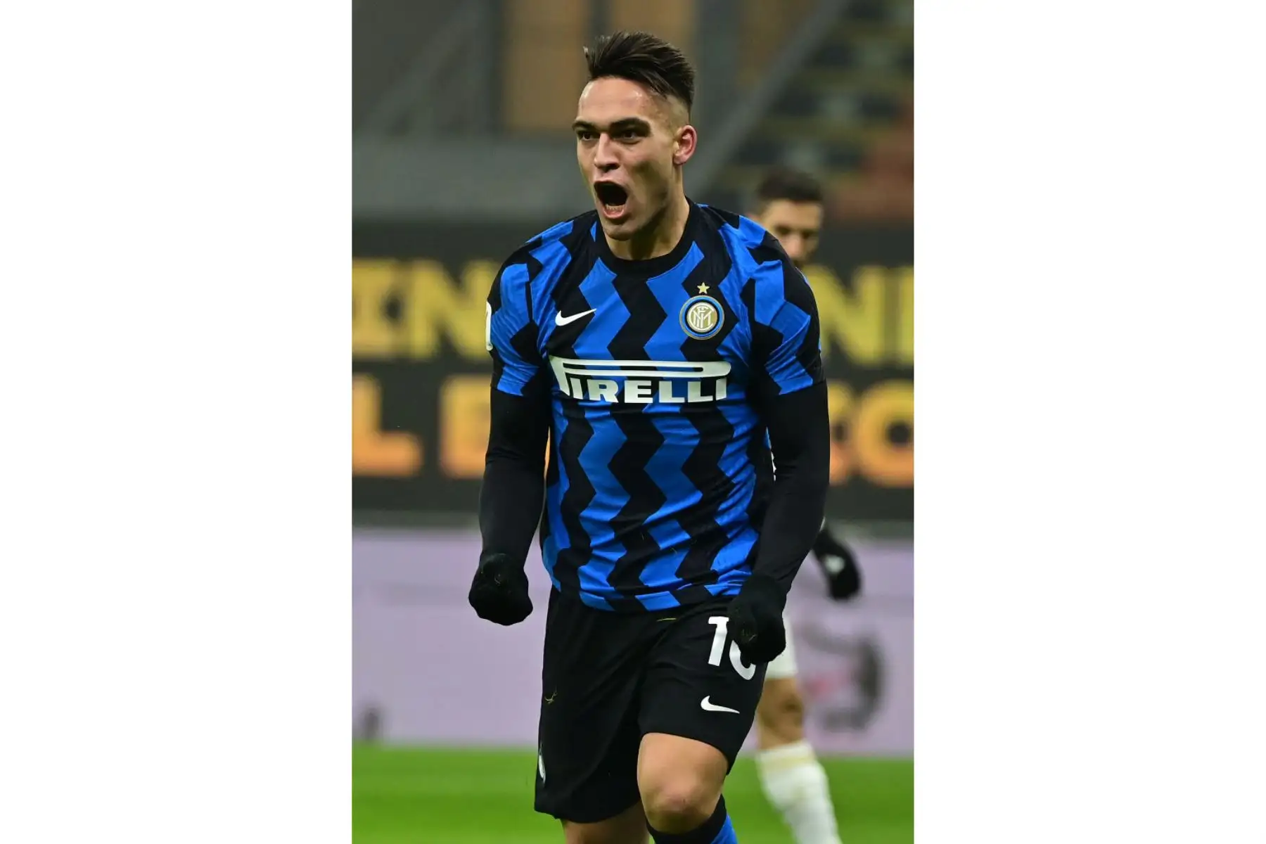 El delantero argentino del Inter de Milán, Lautaro Martínez, celebra tras abrir el marcador durante el partido de ida de cuartos de final de la Copa de Italia entre el Inter de Milán y la Juventus de Turín el 2 de febrero de 2021 en el estadio San Siro de Milán. Foto: AFP