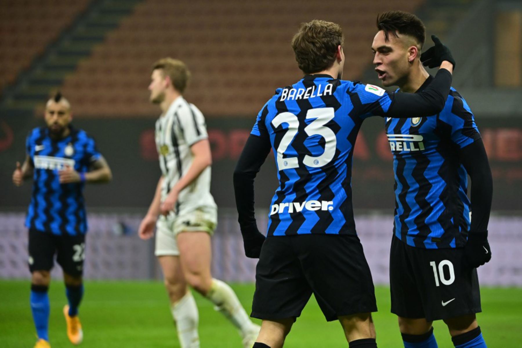 El delantero argentino del Inter de Milán, Lautaro Martínez, celebra con el centrocampista italiano del Inter de Milán Nicolo Barella después de abrir el marcador durante el partido de ida de cuartos de final de la Copa de Italia entre el Inter de Milán y la Juventus de Turín el 2 de febrero de 2021 en el estadio San Siro de Milán. Foto: AFP