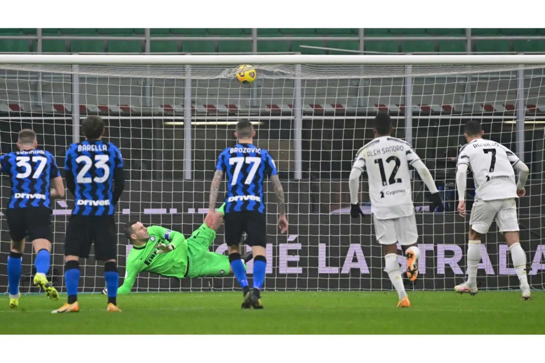 El delantero portugués de la Juventus Cristiano Ronaldo anota un penalti pasado el portero esloveno del Inter de Milán Samir Handanovic para igualar durante el partido de ida de cuartos de final de la Copa de Italia entre el Inter de Milán y la Juventus de Turín el 2 de febrero de 2021 en el estadio San Siro de Milán. Foto: AFP