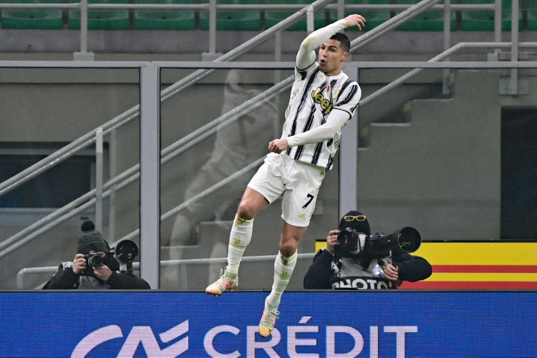 El delantero portugués de la Juventus, Cristiano Ronaldo, celebra tras anotar un penalti para igualar durante el partido de ida de cuartos de final de la Copa de Italia entre el Inter de Milán y la Juventus de Turín el 2 de febrero de 2021 en el estadio San Siro de Milán. Foto: AFP