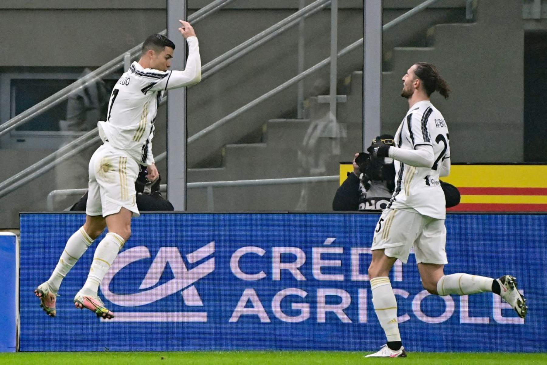 El delantero portugués de la Juventus, Cristiano Ronaldo, celebra tras anotar un penalti para igualar durante el partido de ida de cuartos de final de la Copa de Italia entre el Inter de Milán y la Juventus de Turín el 2 de febrero de 2021 en el estadio San Siro de Milán. Foto: AFP