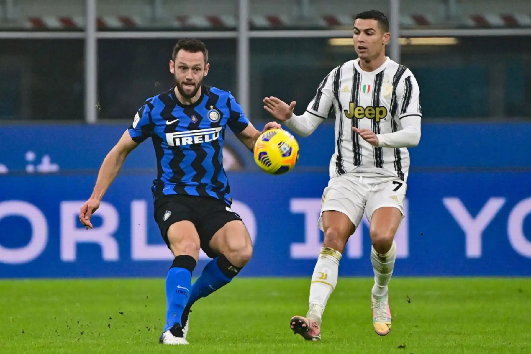 El defensa holandés del Inter de Milán Stefan de Vrij y el delantero portugués de la Juventus Cristiano Ronaldo van por el balón durante el partido de ida de cuartos de final de la Copa de Italia entre el Inter de Milán y la Juventus de Turín el 2 de febrero de 2021 en el estadio de San Siro en Milán. Foto: AFP