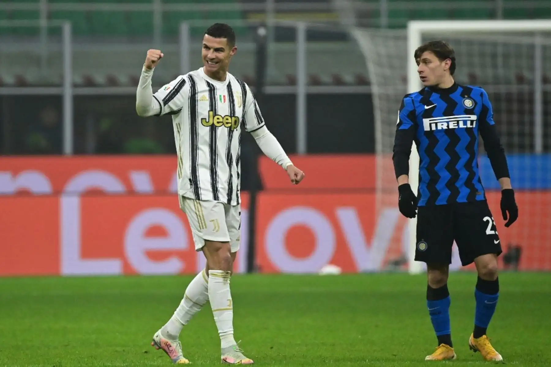 El delantero portugués de la Juventus, Cristiano Ronaldo, celebra tras anotar su segundo gol durante el partido de ida de cuartos de final de la Copa de Italia entre el Inter de Milán y la Juventus de Turín el 2 de febrero de 2021 en el estadio San Siro de Milán. Foto: AFP